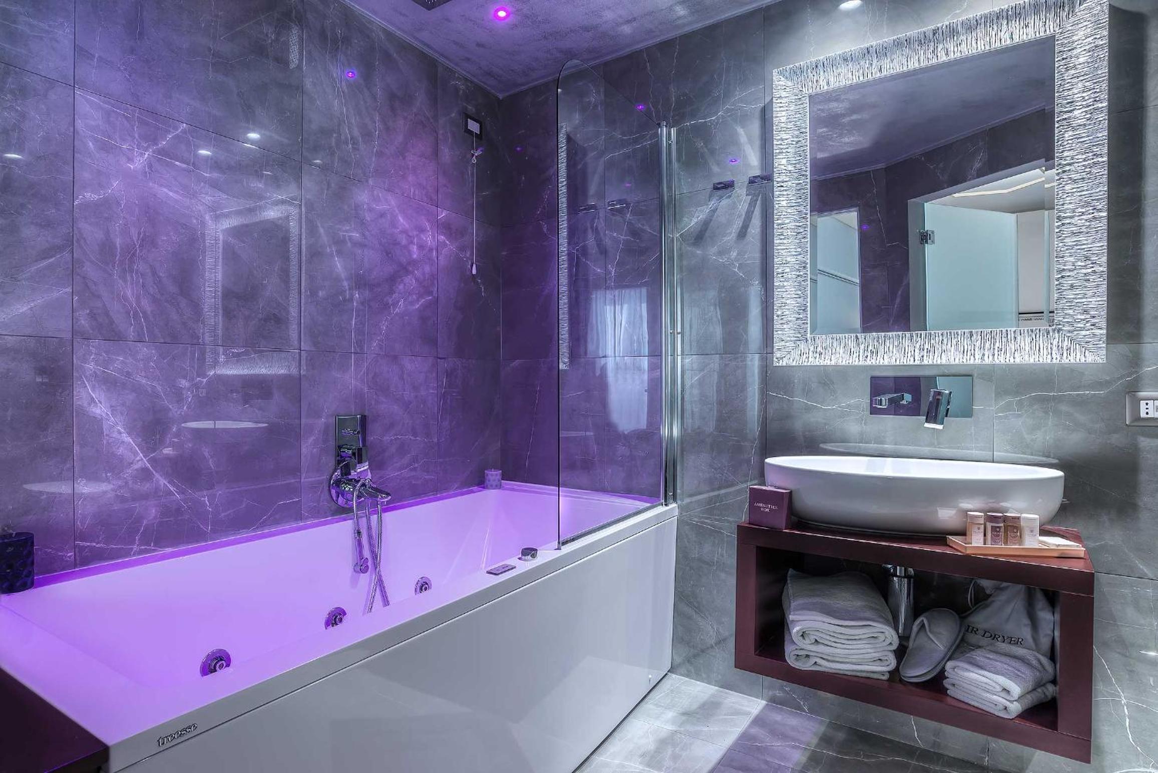 King Room with Spa Bath photo 3