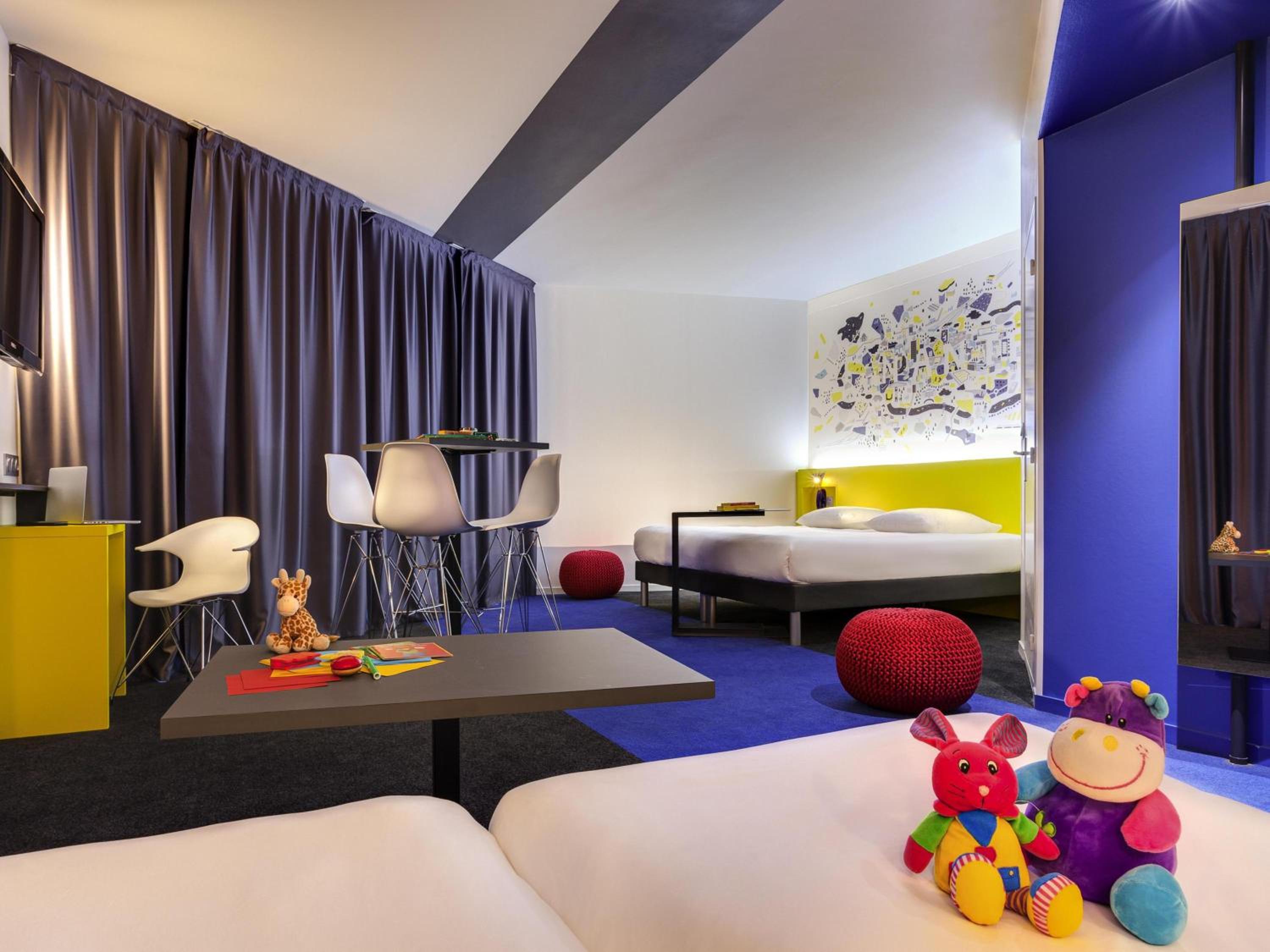 Standard Family Suite with One Double Bed and Twin Beds photo 1
