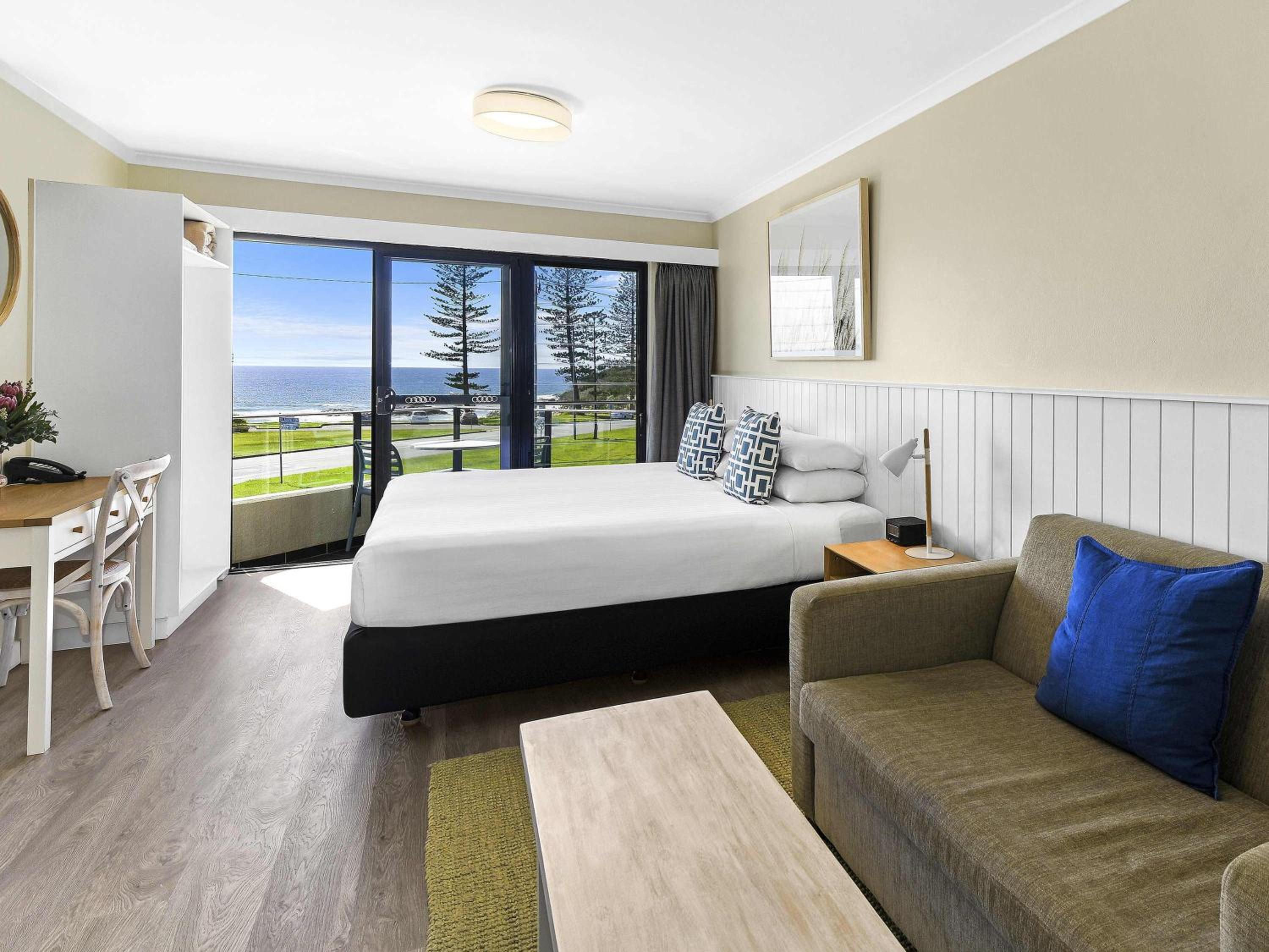 Deluxe King Room with Ocean View - Photo 1