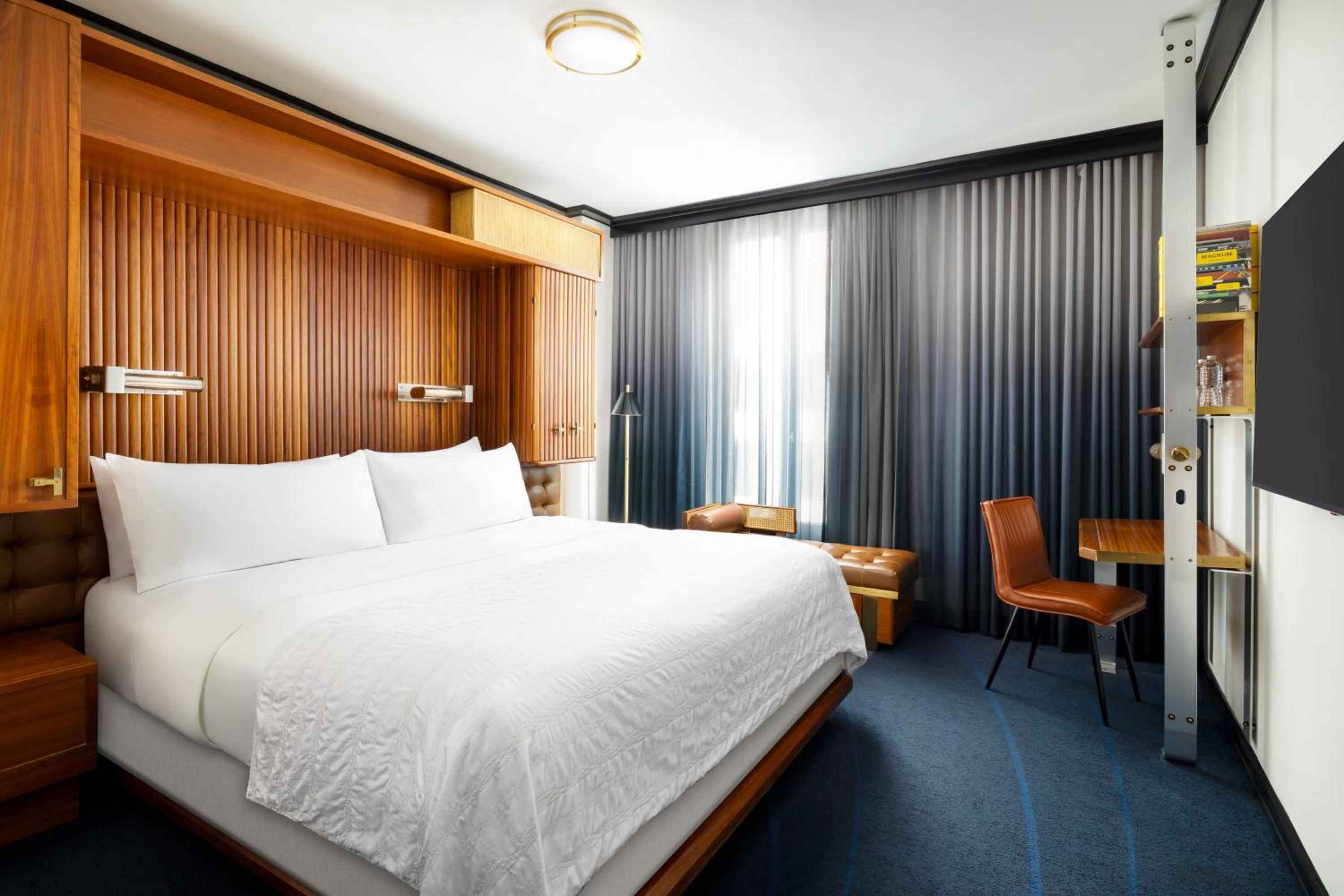 Classic King Room with Adapted Tub - Mobility and Hearing Accessible