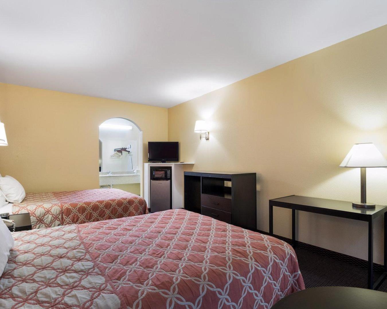 Queen Room with Two Queen Beds - Non-Smoking photo 3