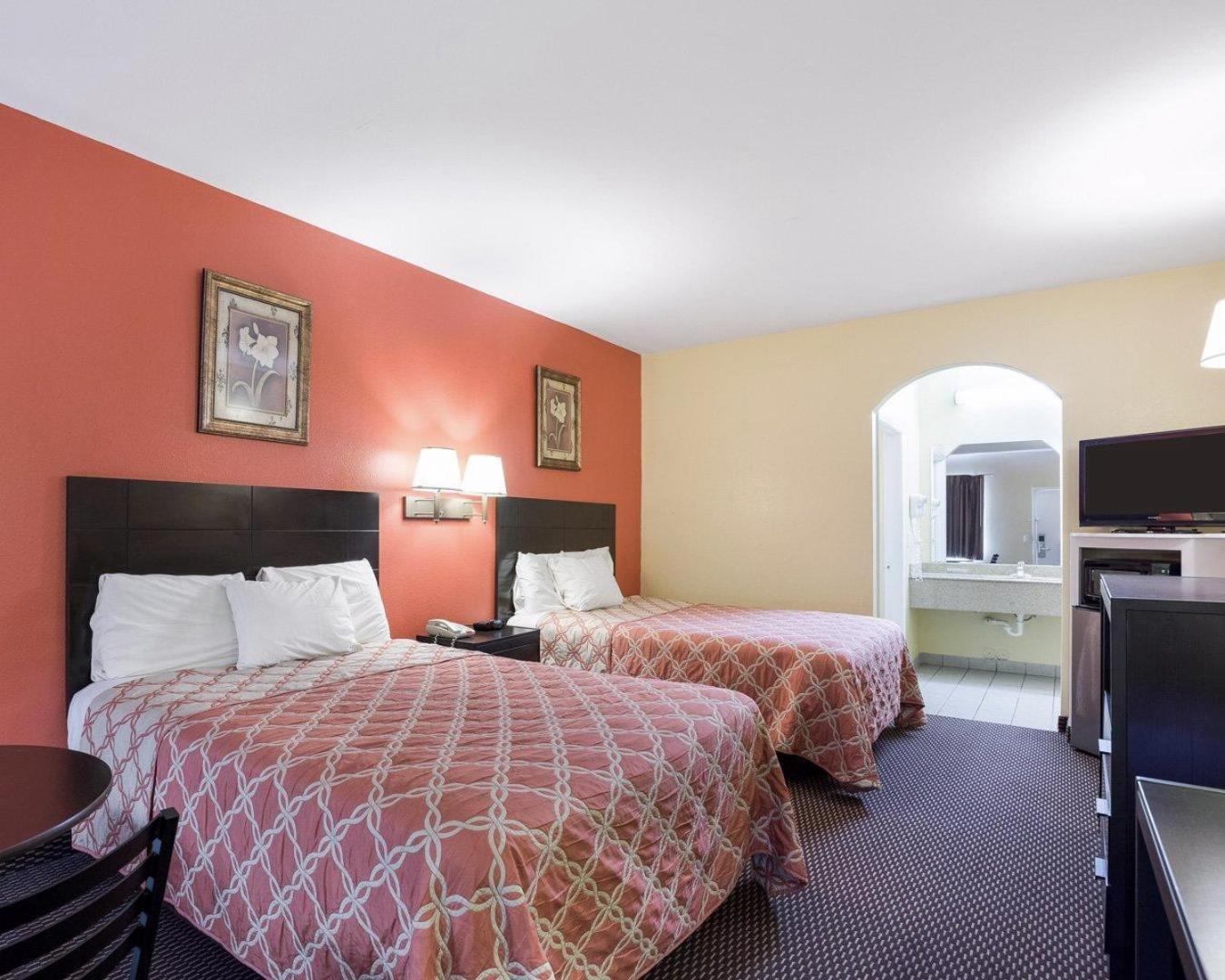 Queen Room with Two Queen Beds - Non-Smoking photo 2
