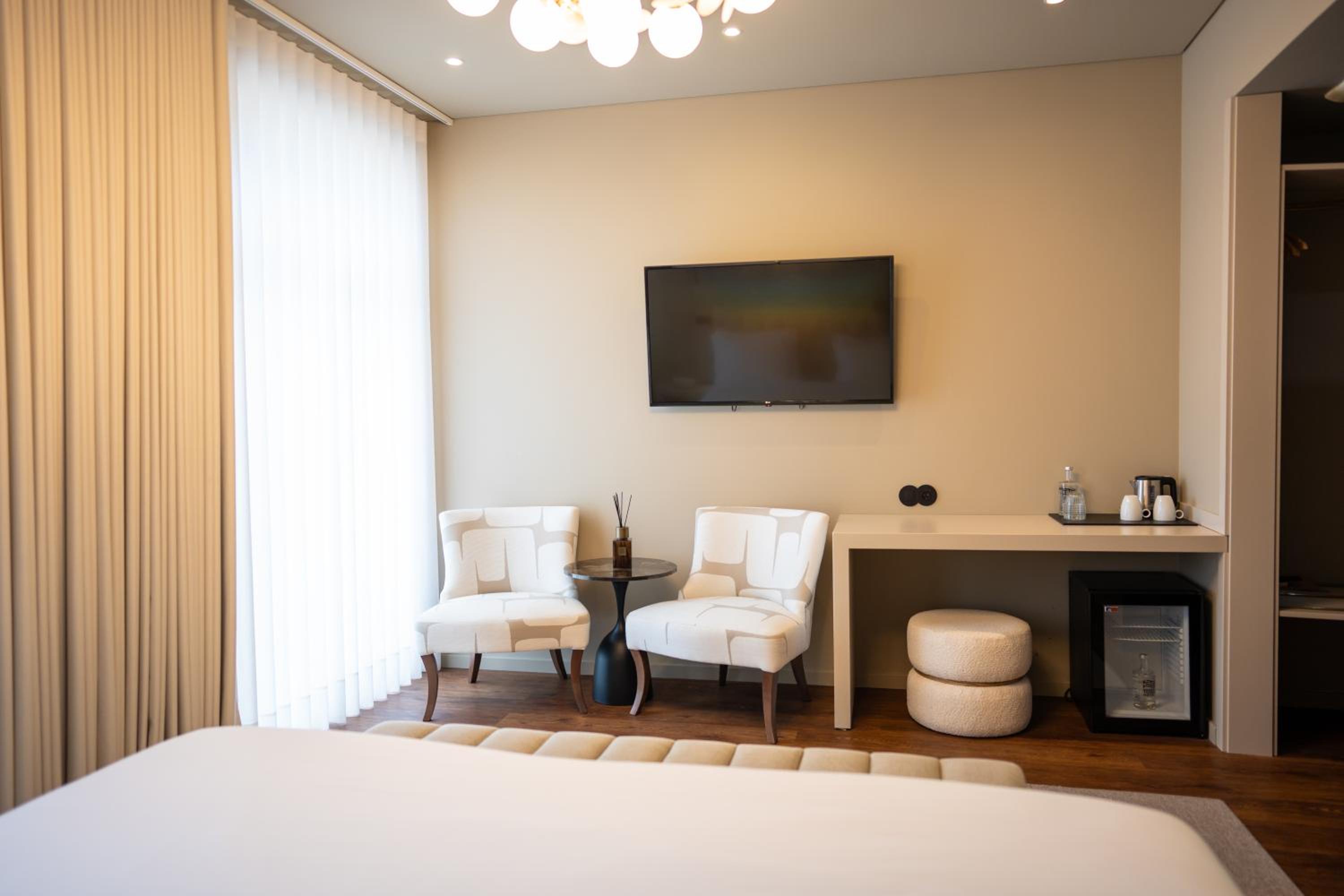 Deluxe Double Room with Balcony photo 2