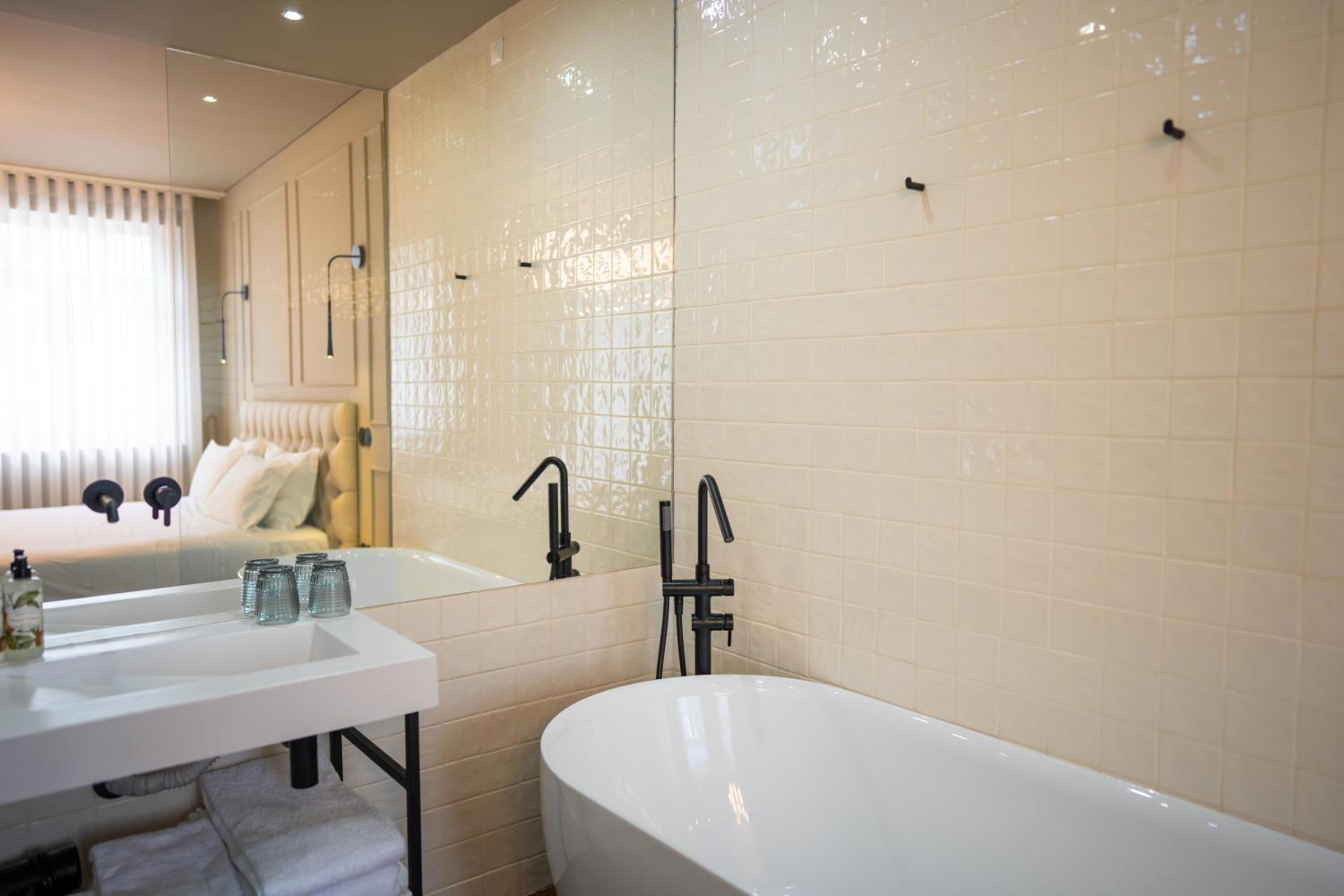 Deluxe Double Room with Balcony photo 3