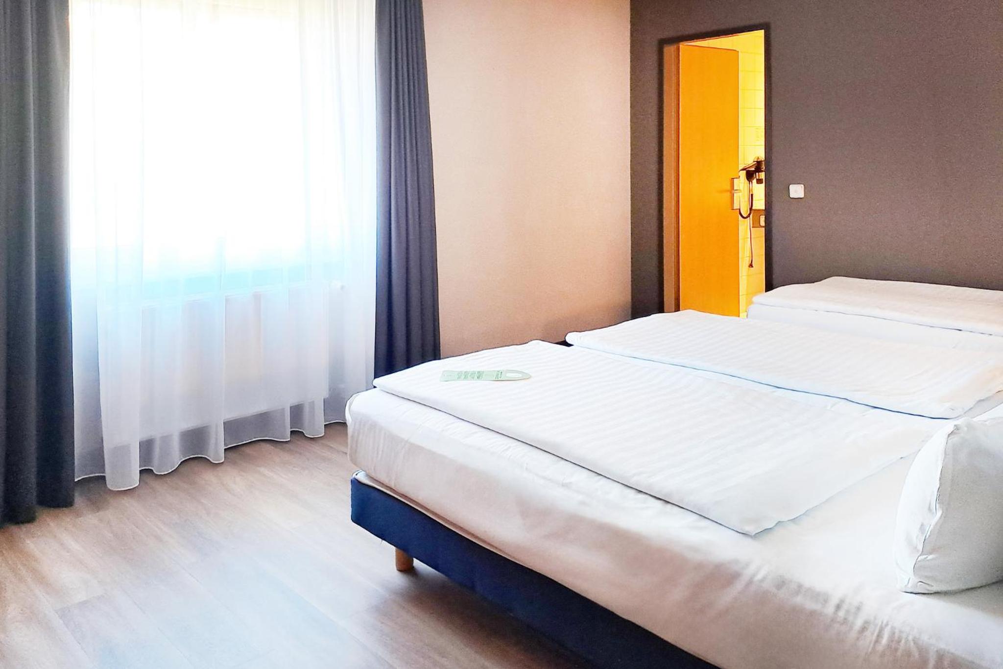 Standard Room with Three Single Beds - Accessible - Photo 8