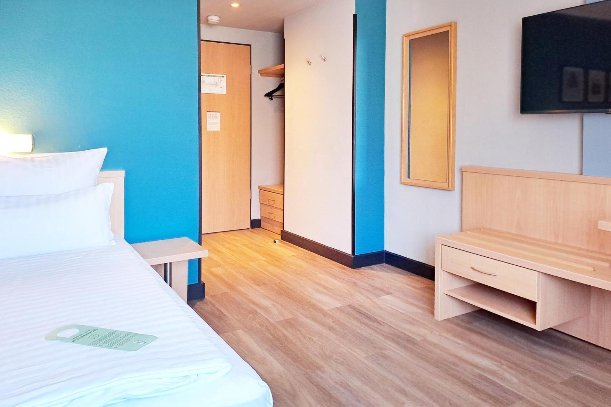 Standard Room with Three Single Beds - Accessible - Photo 10