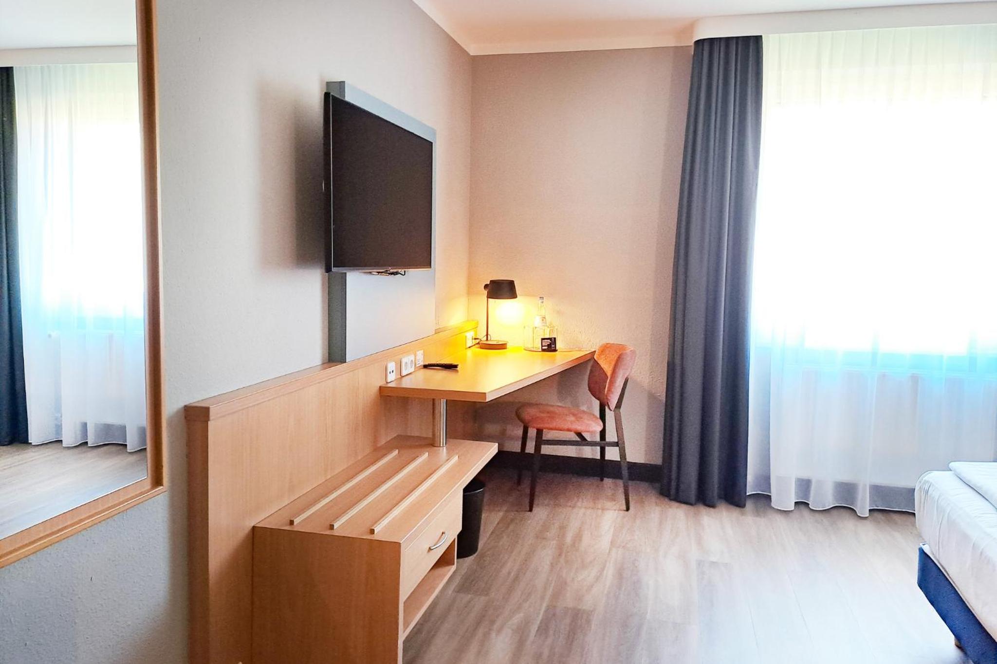 Standard Room with Three Single Beds - Accessible - Photo 9