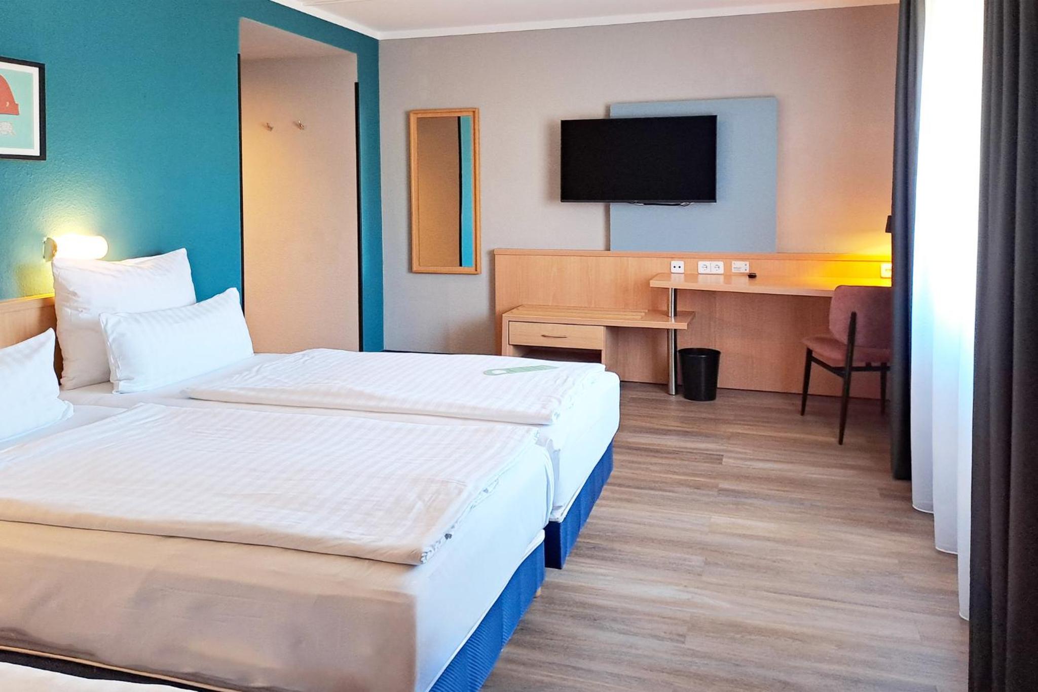 Standard Room with Three Single Beds - Accessible - Photo 11
