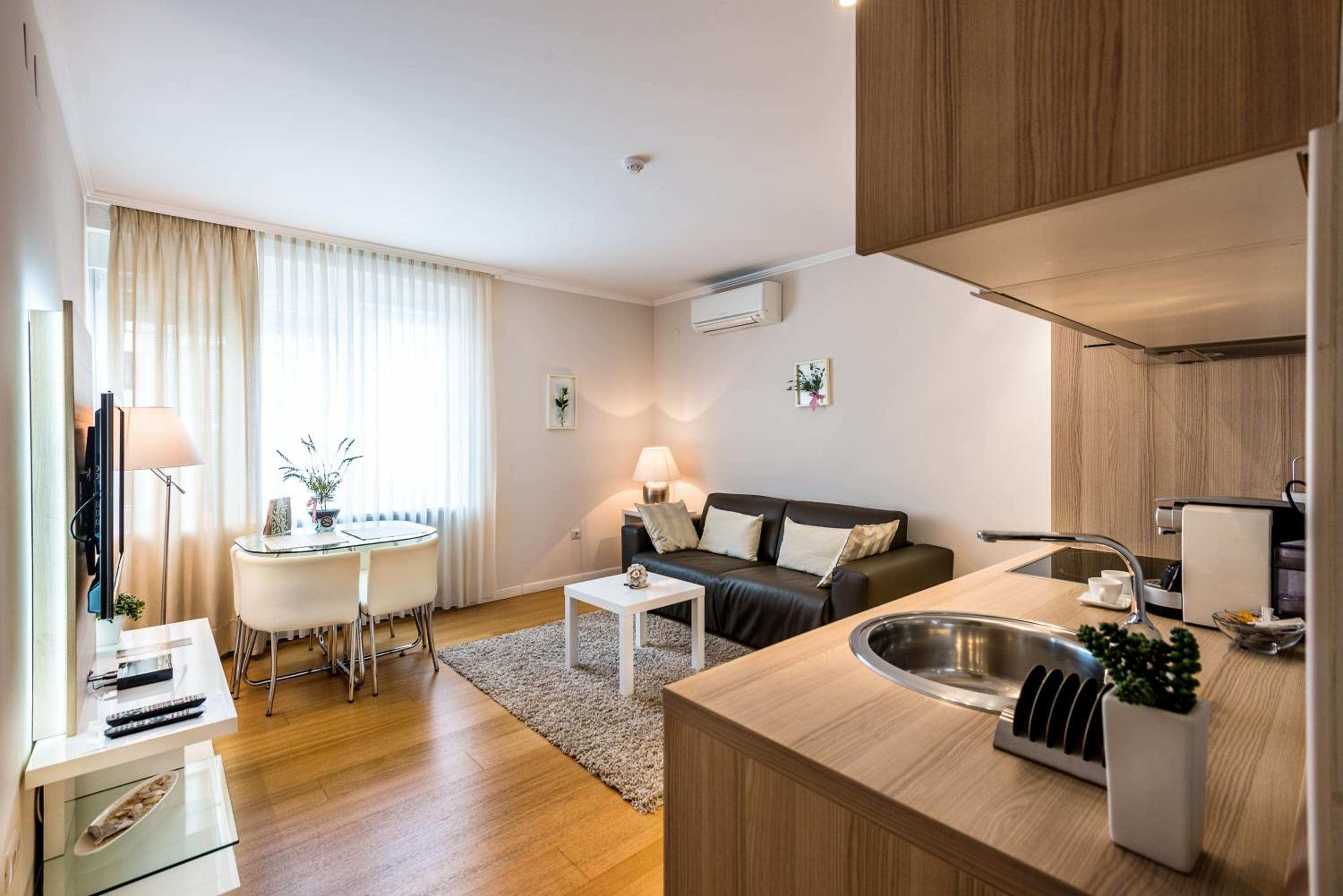 Deluxe One-Bedroom Apartment - Photo 3