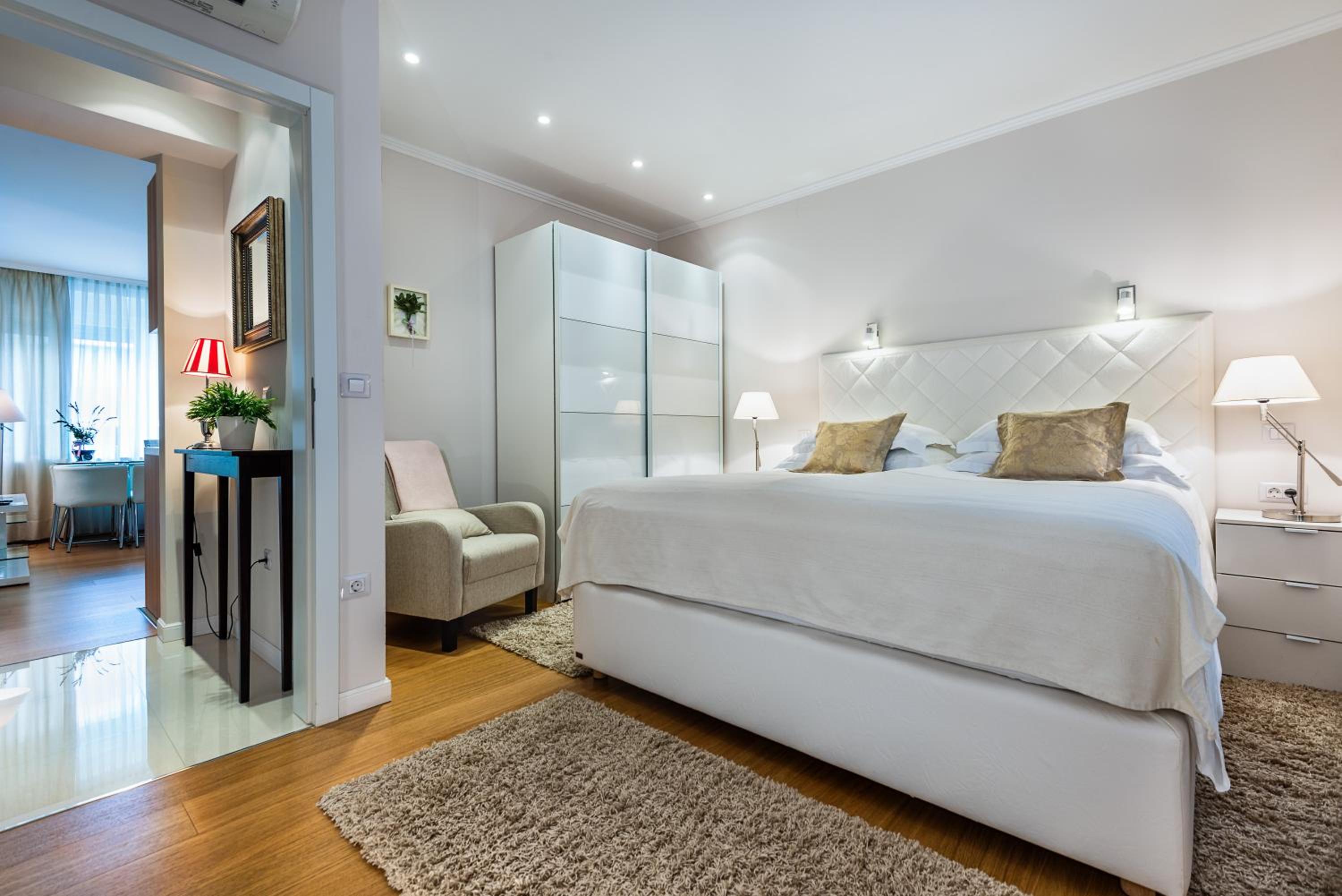 Deluxe One-Bedroom Apartment - Photo 1