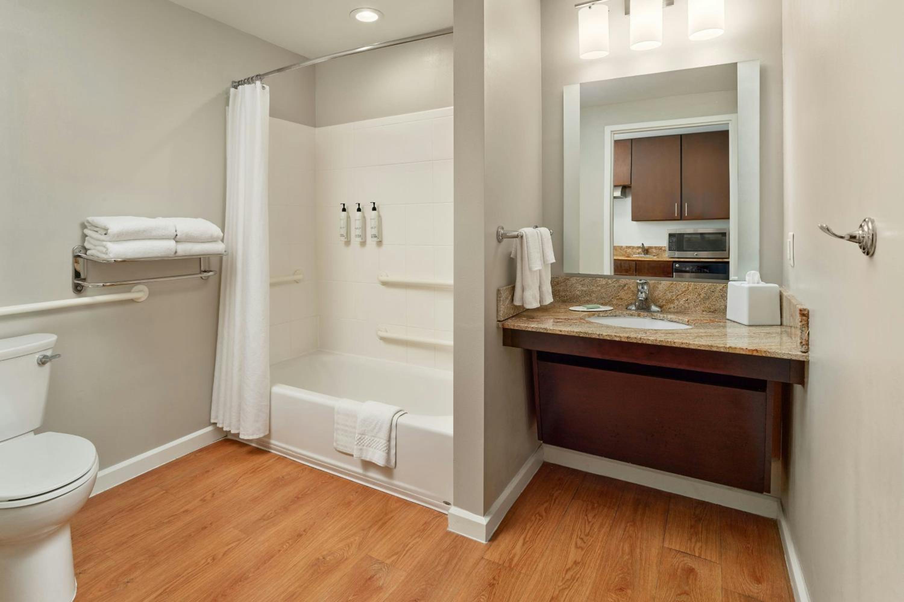 Studio King Suite with Sofa Bed - Mobility Access with Roll-In Shower thumbnail 6