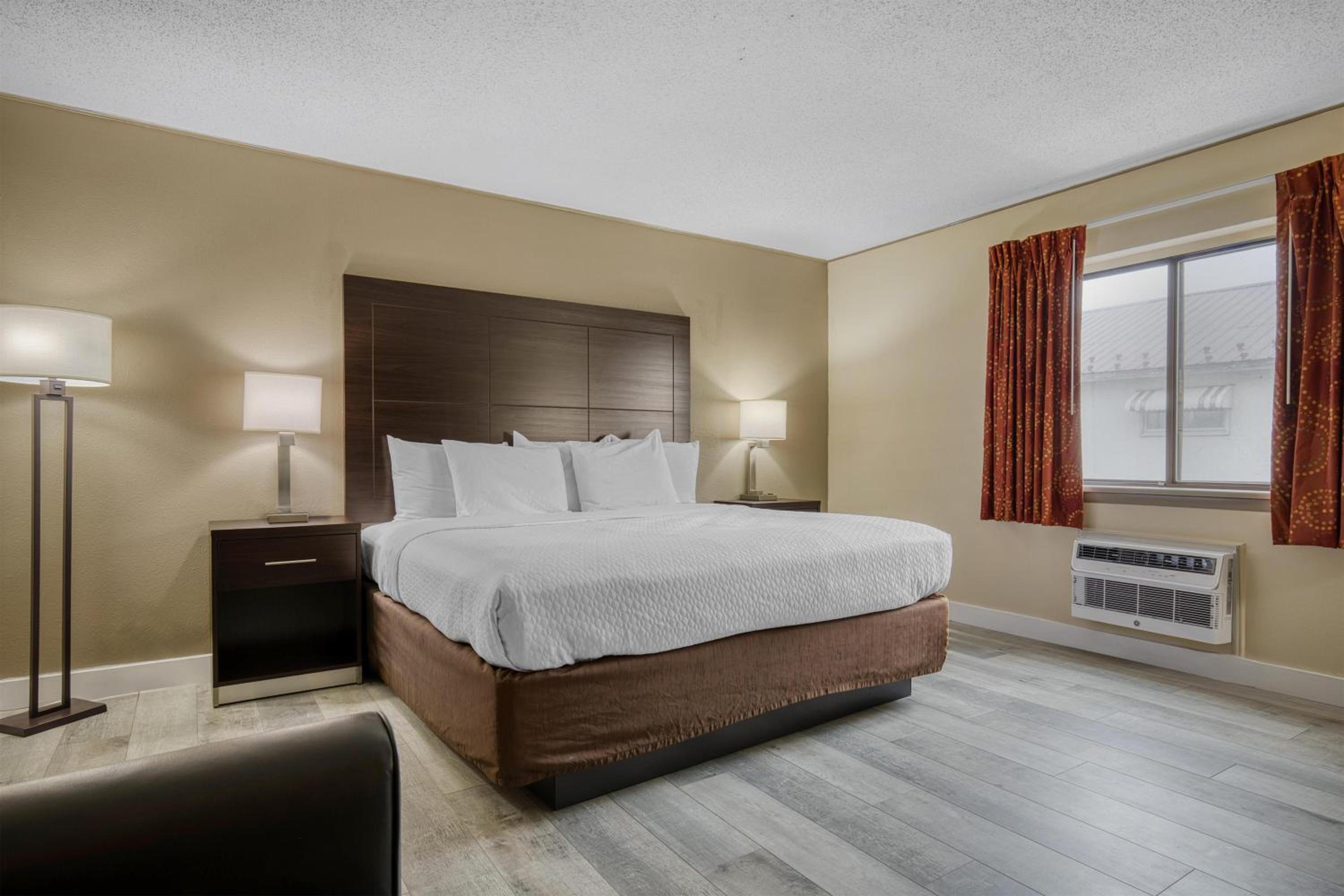 Larger King Room with Sofa Bed - Non-Smoking photo 1