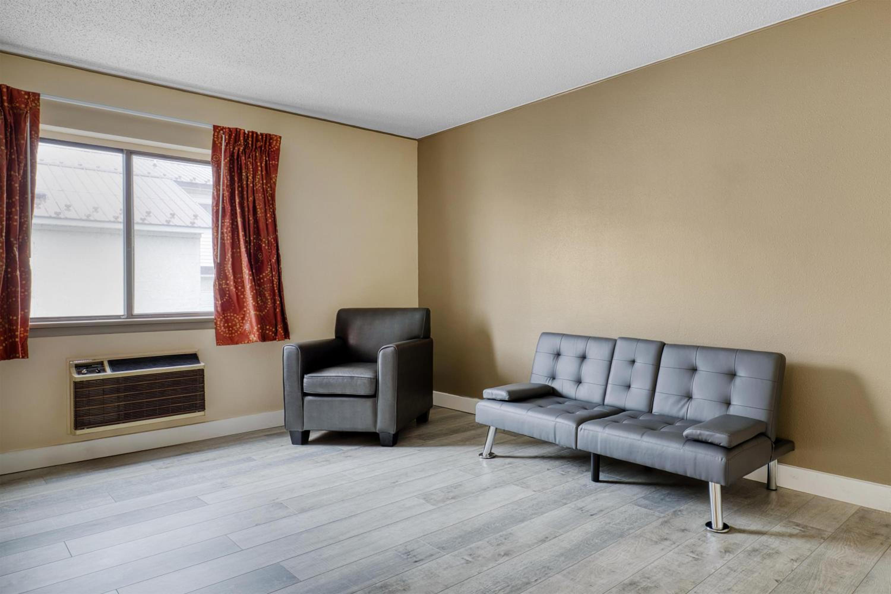 Larger King Room with Sofa Bed - Non-Smoking photo 2