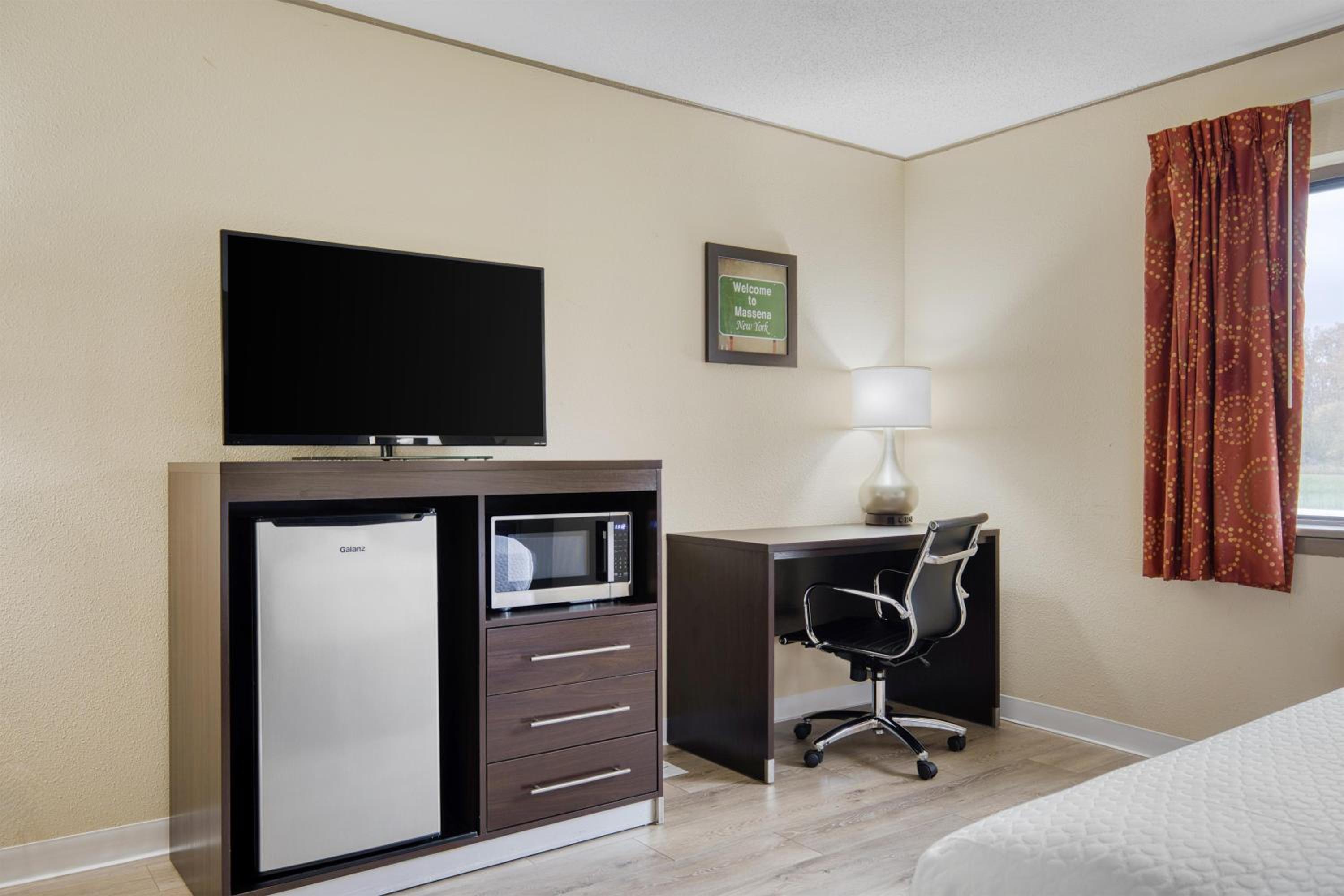 Queen Room with Bath Tub - Disability Access/Non-Smoking  - Photo 2