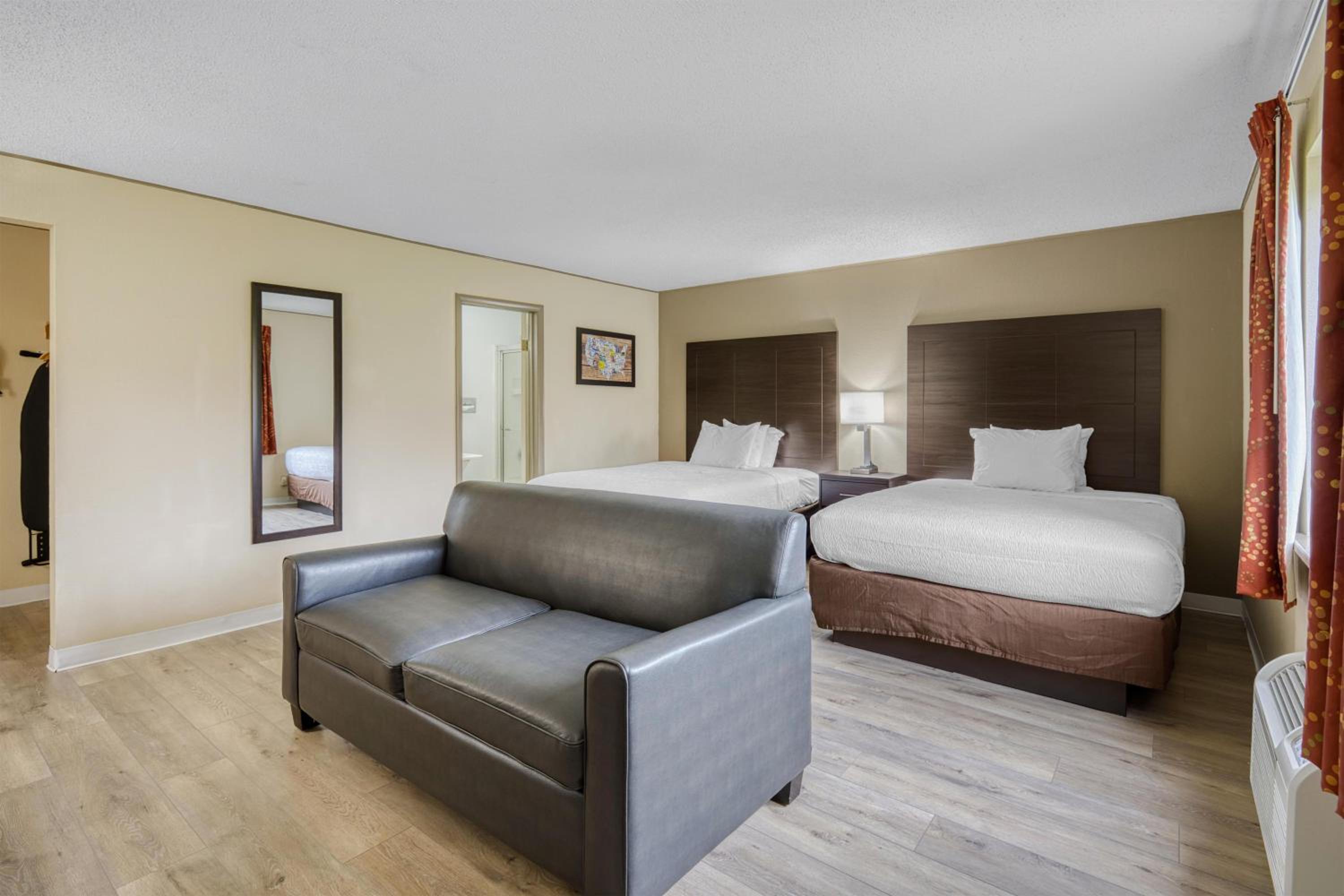 Queen Room with Two Queen Beds and Sofa Bed - Non-Smoking - Photo 2