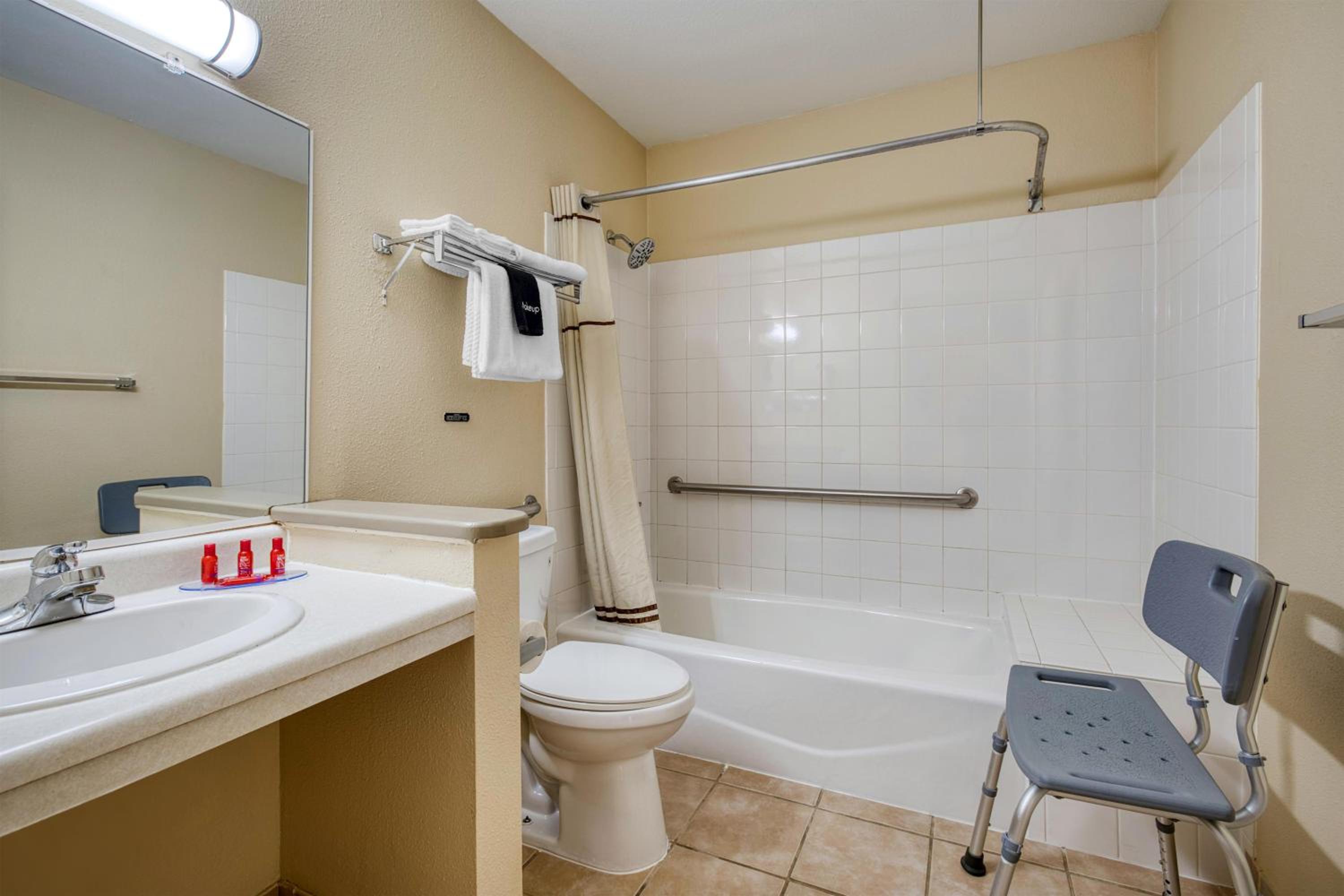 Queen Room with Bath Tub - Disability Access/Non-Smoking  - Photo 3