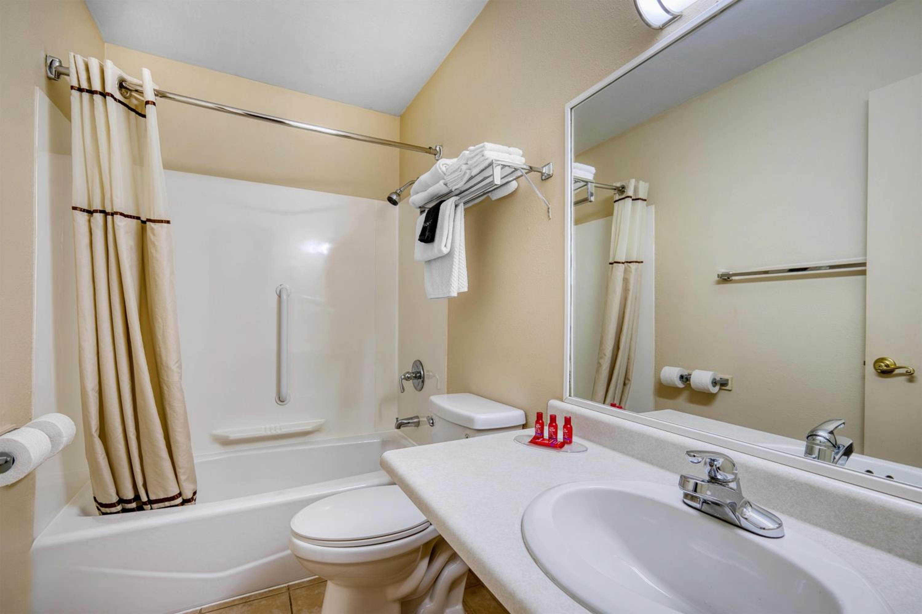 King Room - Non-Smoking - Photo 4