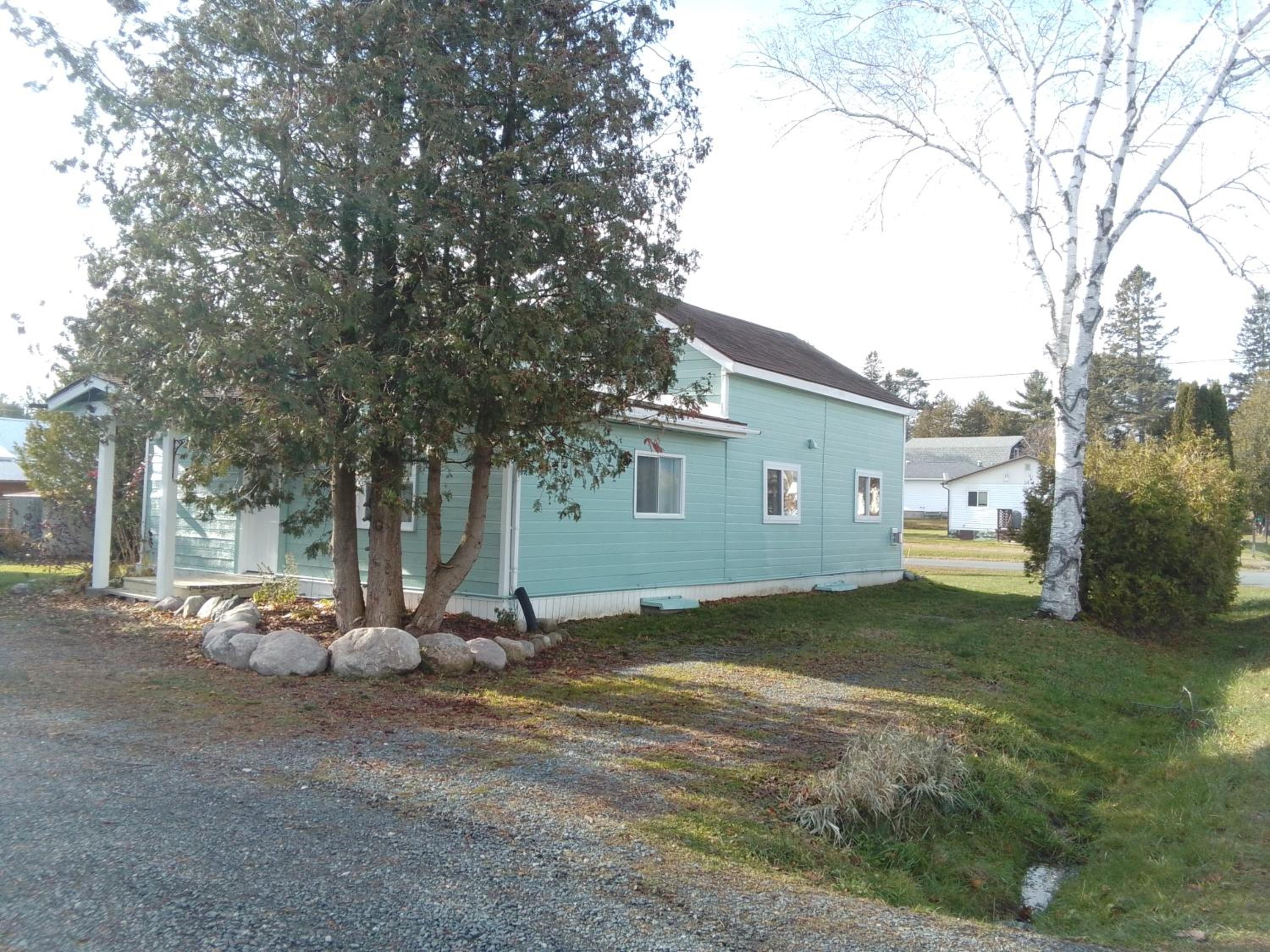 Three-Bedroom House photo 3