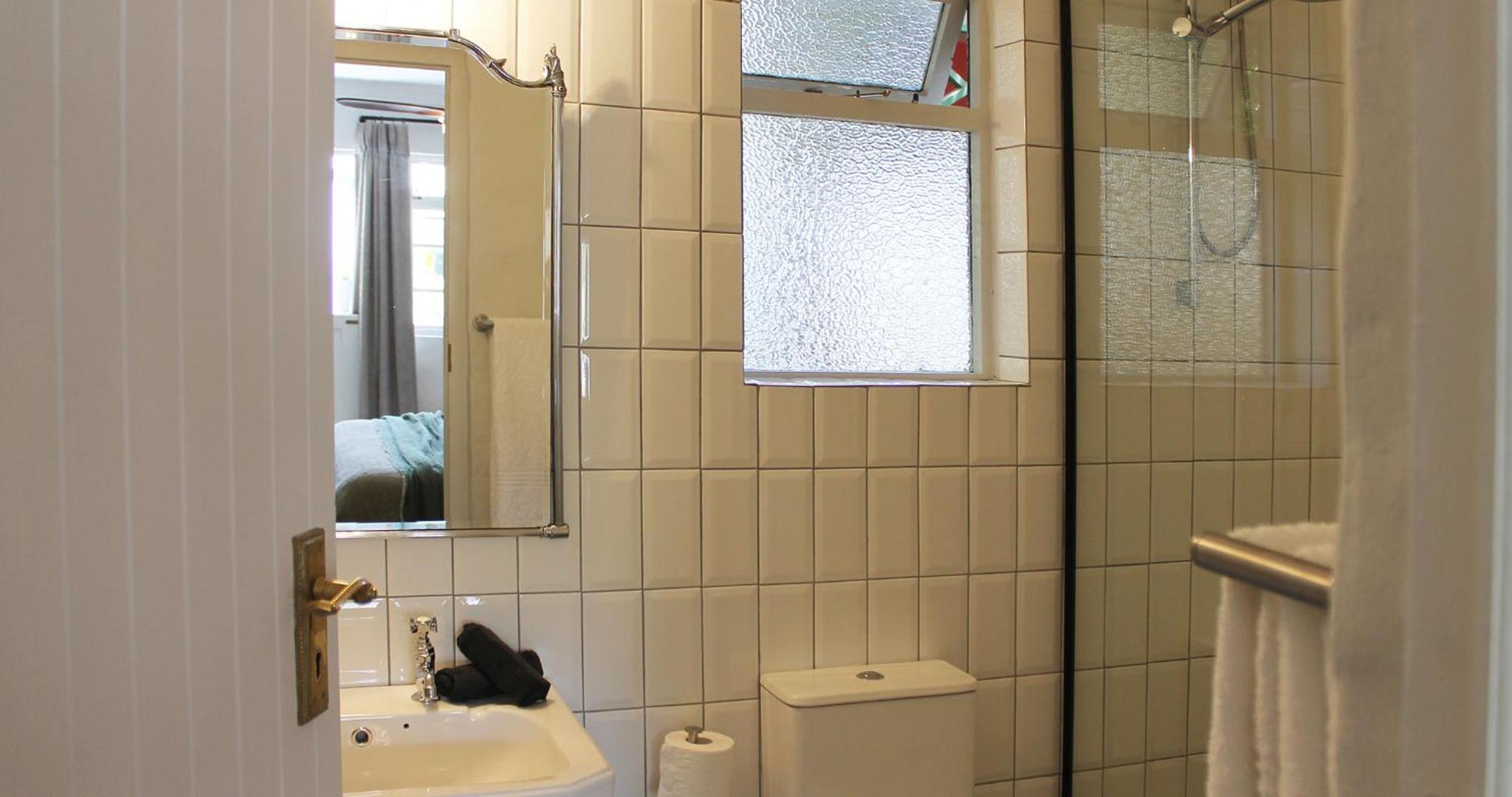 Premium King Room - Photo 10