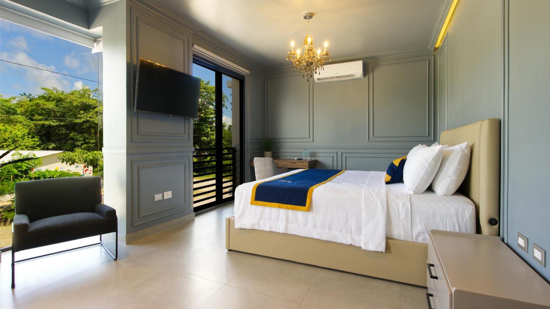 Queen Room photo 2