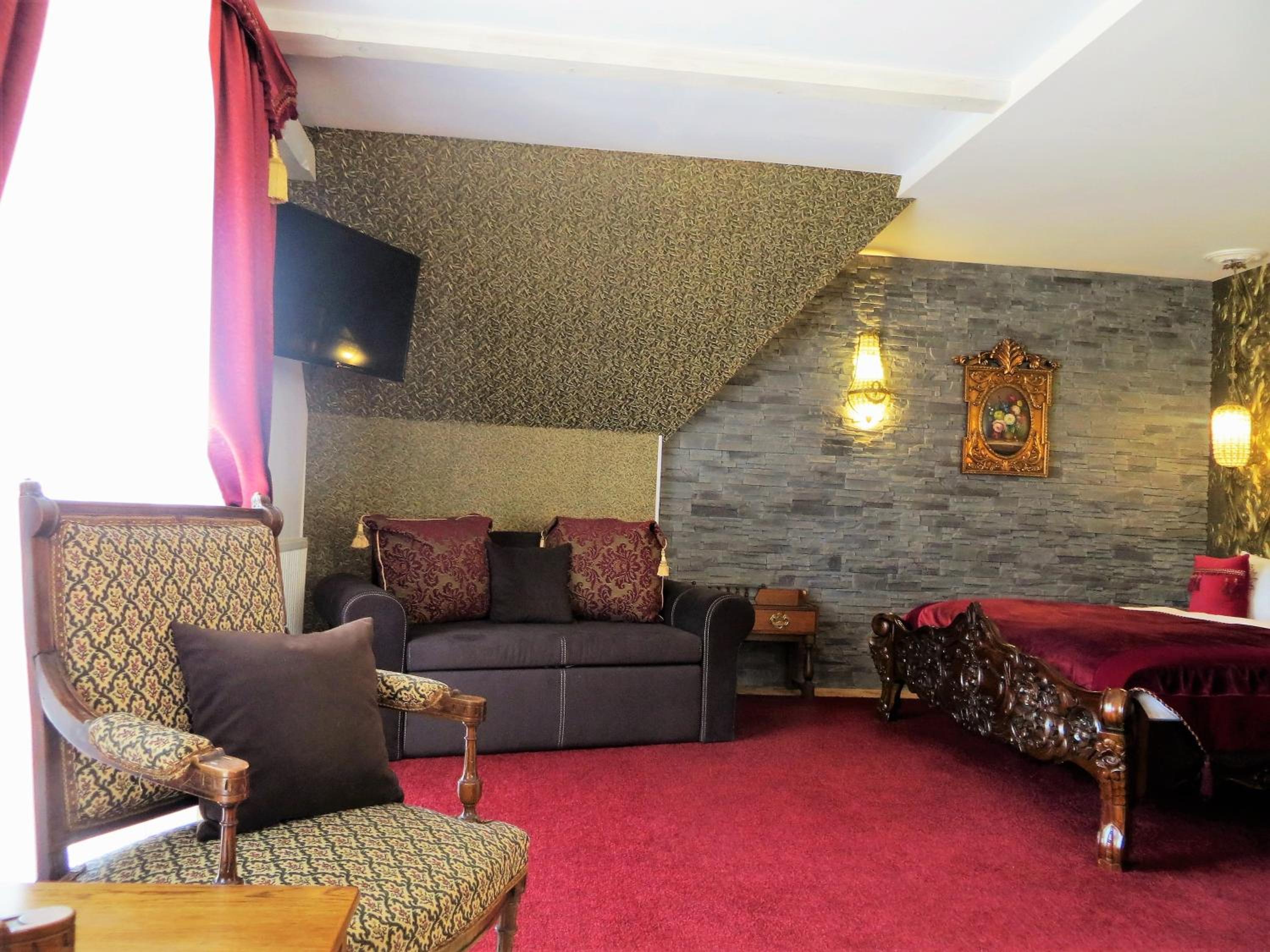 Family Suite with Balcony(2 bedroom & 1 living room) - Photo 18