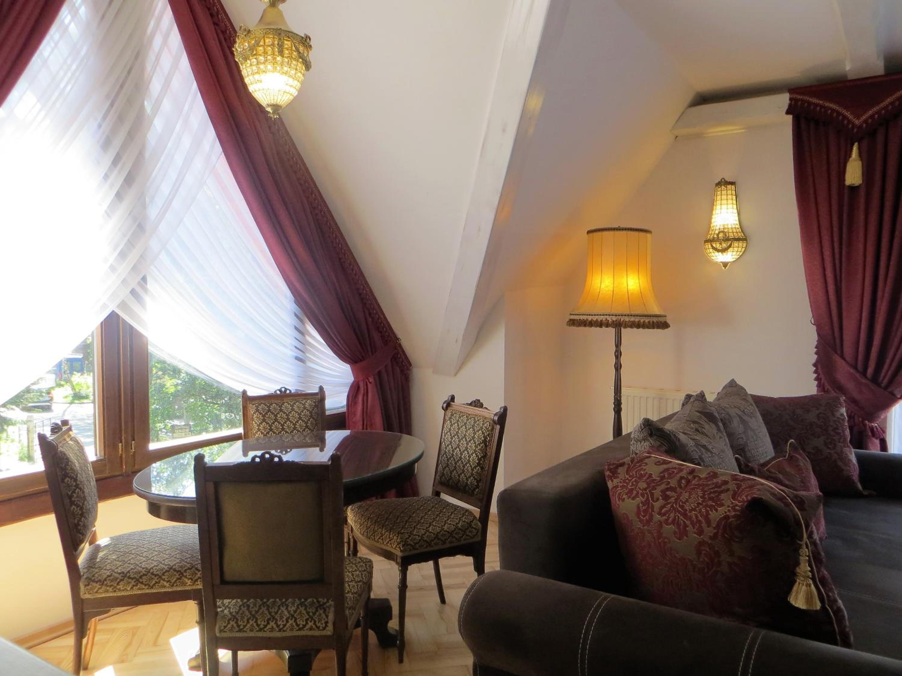 Family Suite with Balcony(2 bedroom & 1 living room) - Photo 13