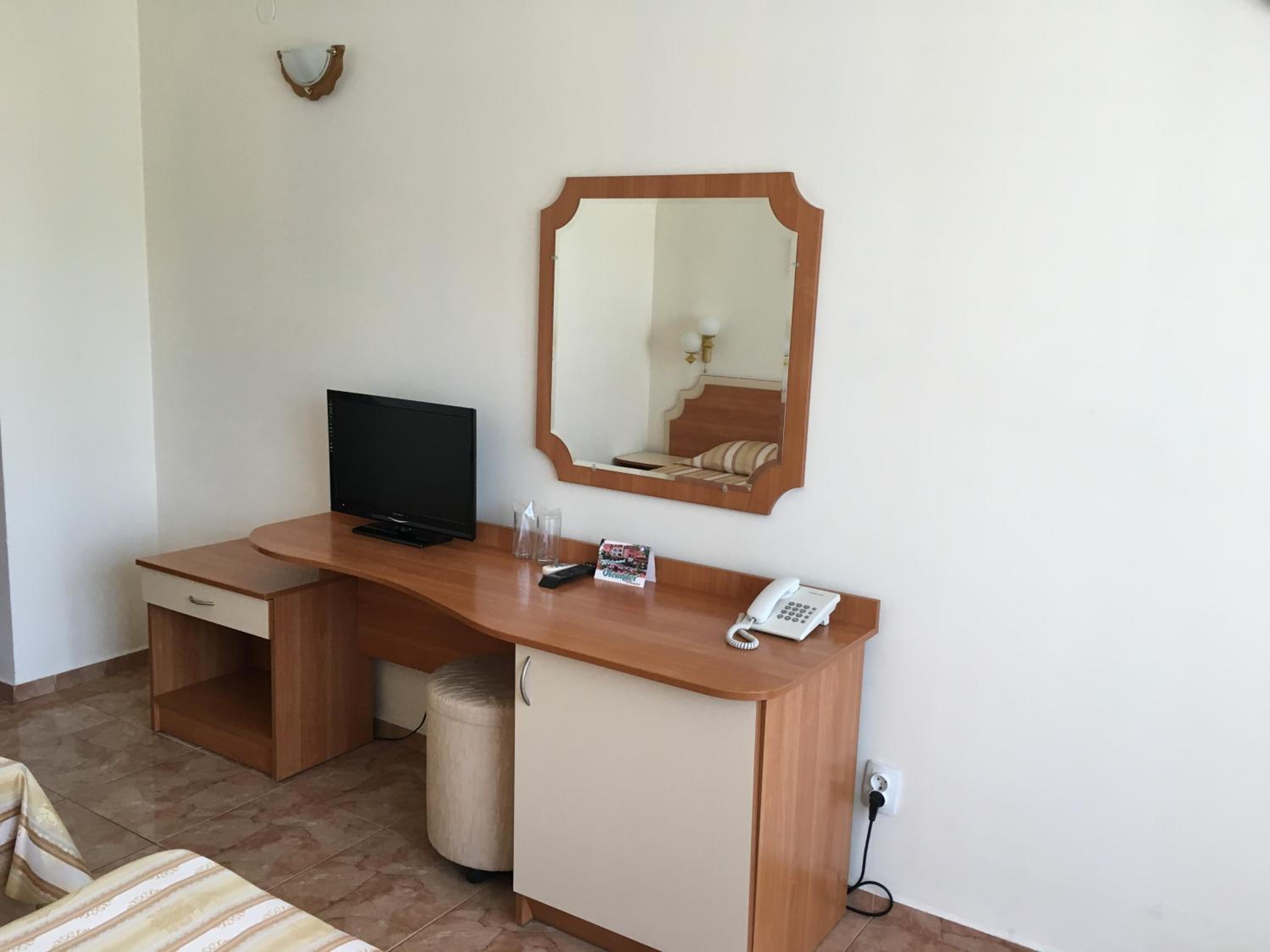 Double or Twin Room with Balcony - Photo 4