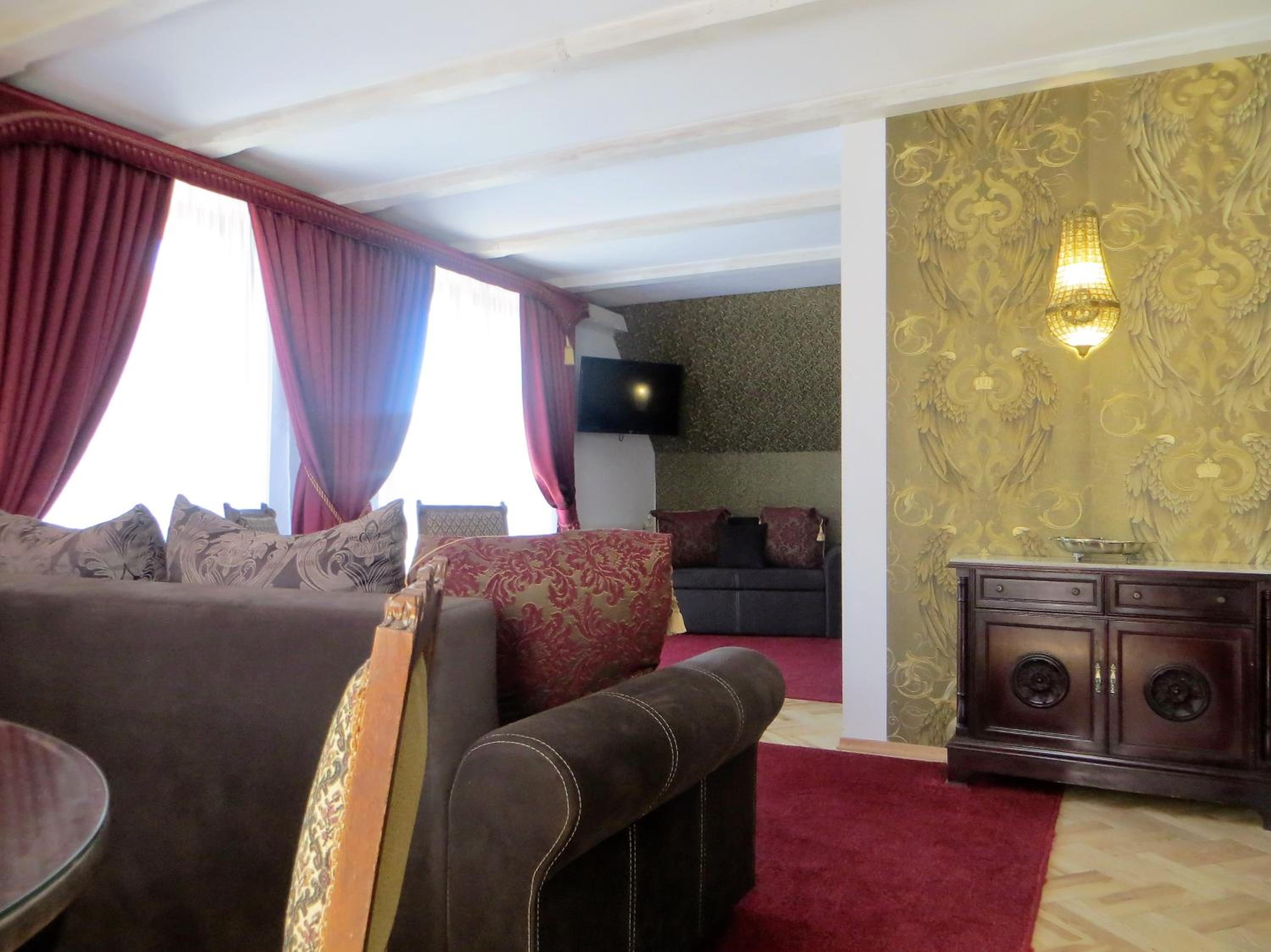 Family Suite with Balcony(2 bedroom & 1 living room) - Photo 4