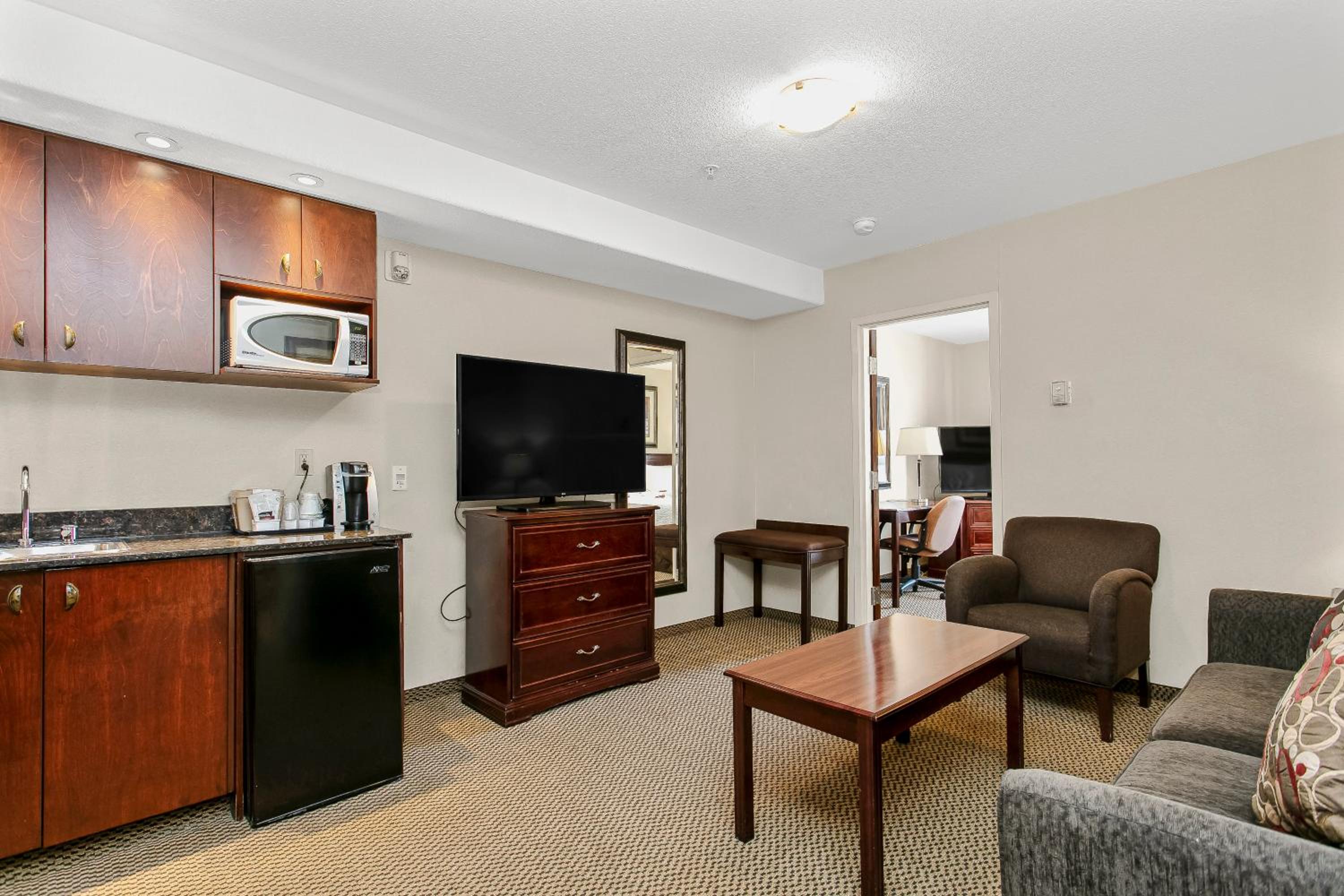 King Suite with Jetted Tub - Photo 5