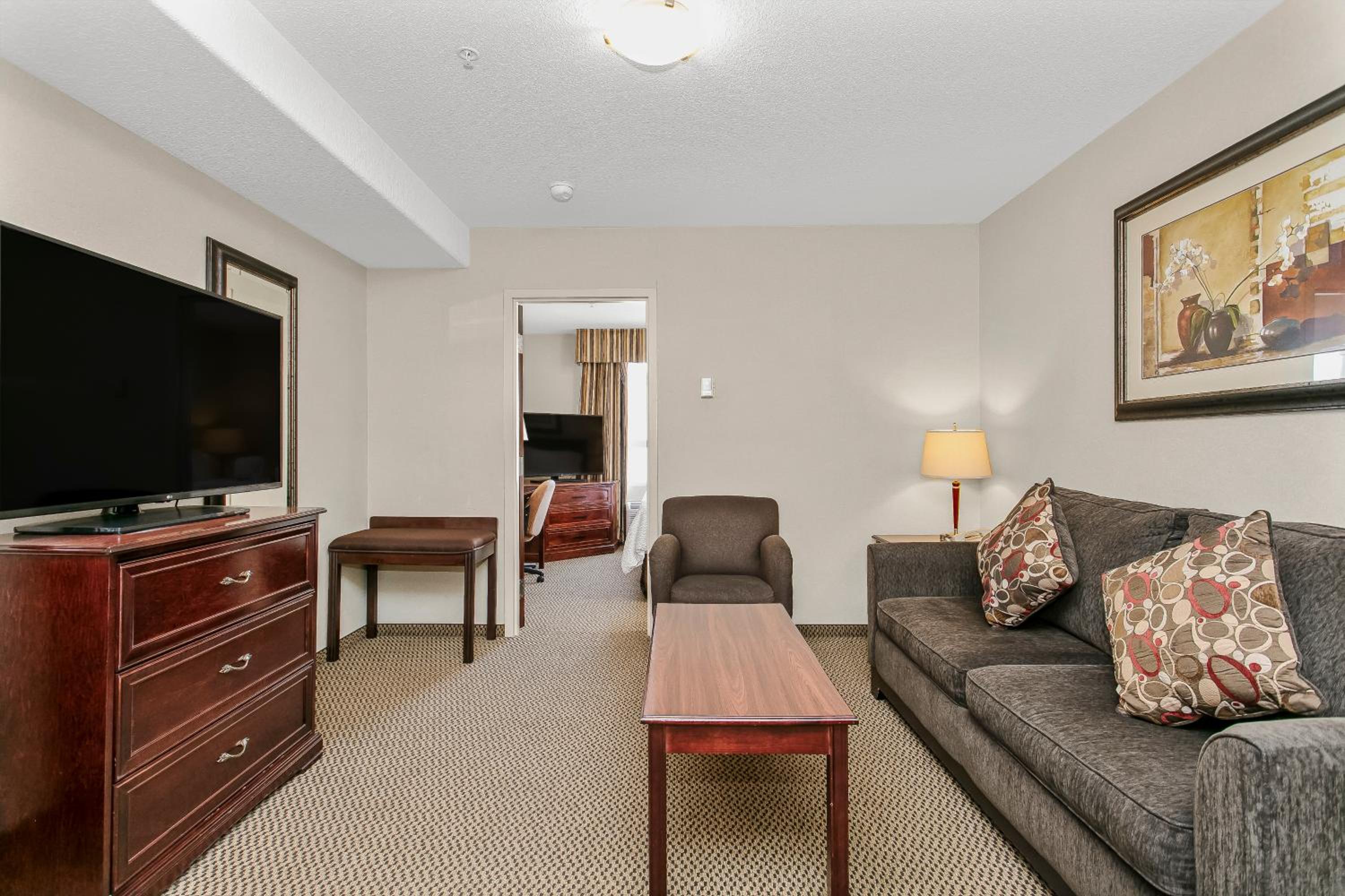 King Suite with Jetted Tub - Photo 7