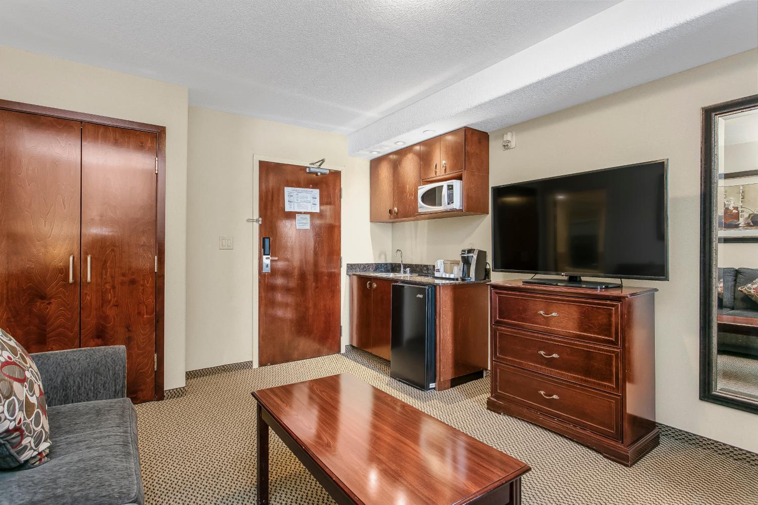 King Suite with Jetted Tub - Photo 8