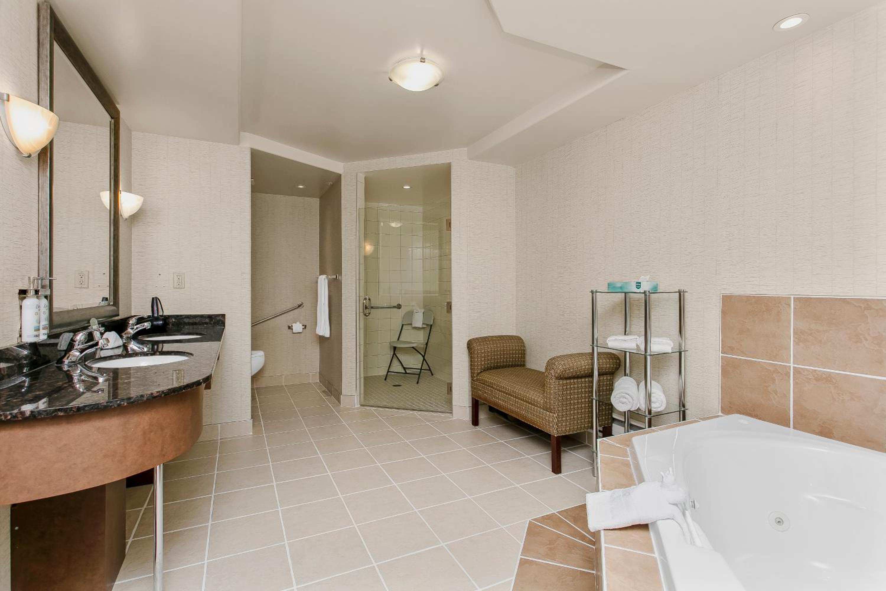 King Suite - Communication Accessible - Photo 1