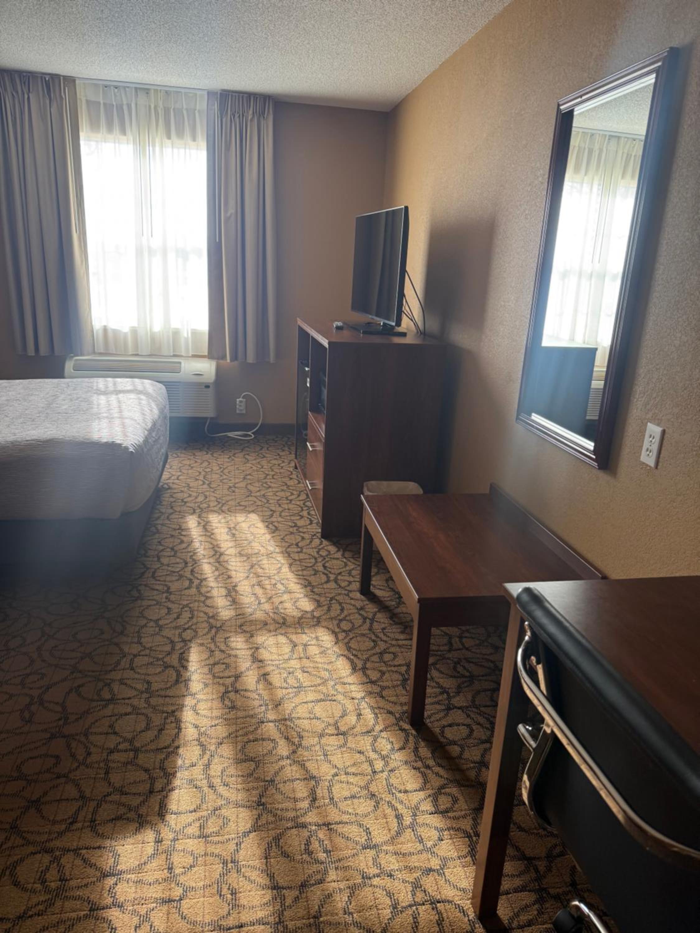 Queen Room - Accessible/Non Smoking/1st Floor photo 2