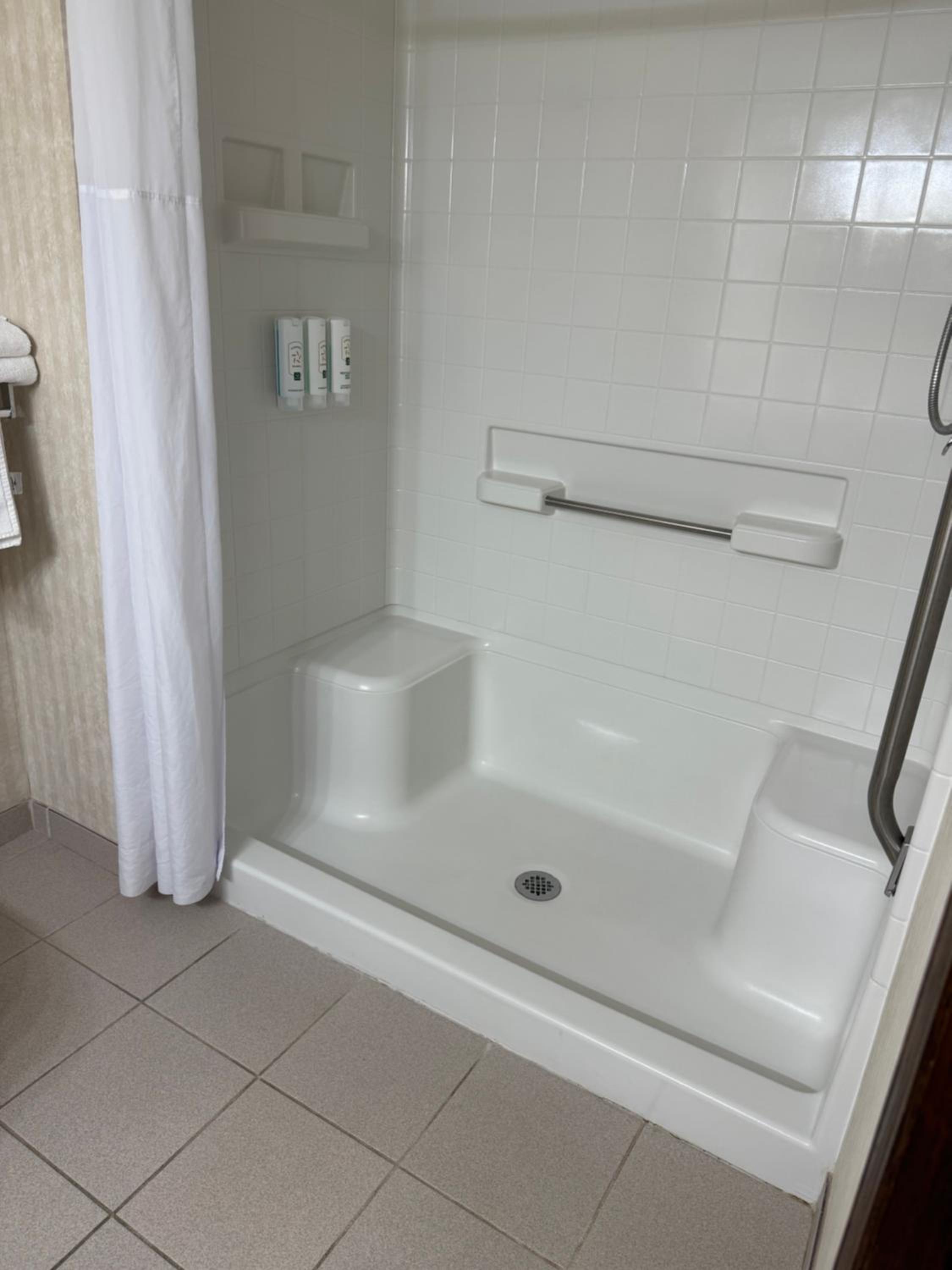 Queen Room - Accessible/Non Smoking/1st Floor photo 3