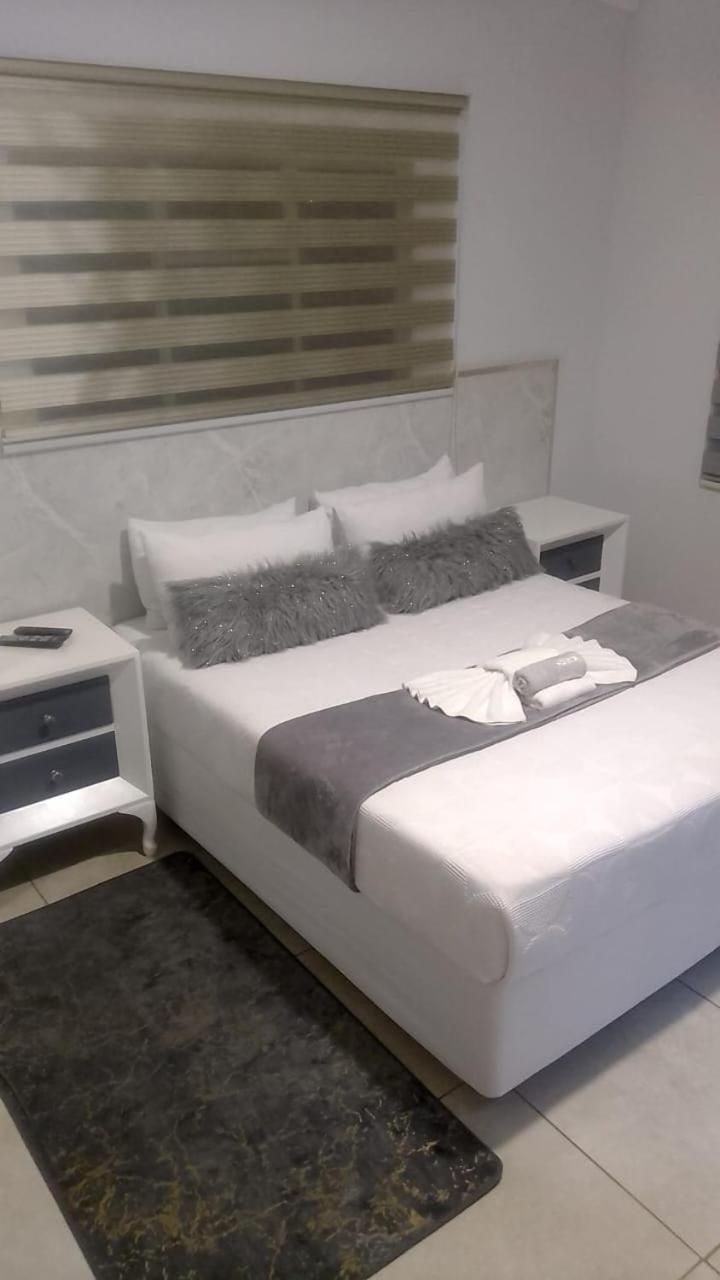 Deluxe Double Room with Balcony photo 3