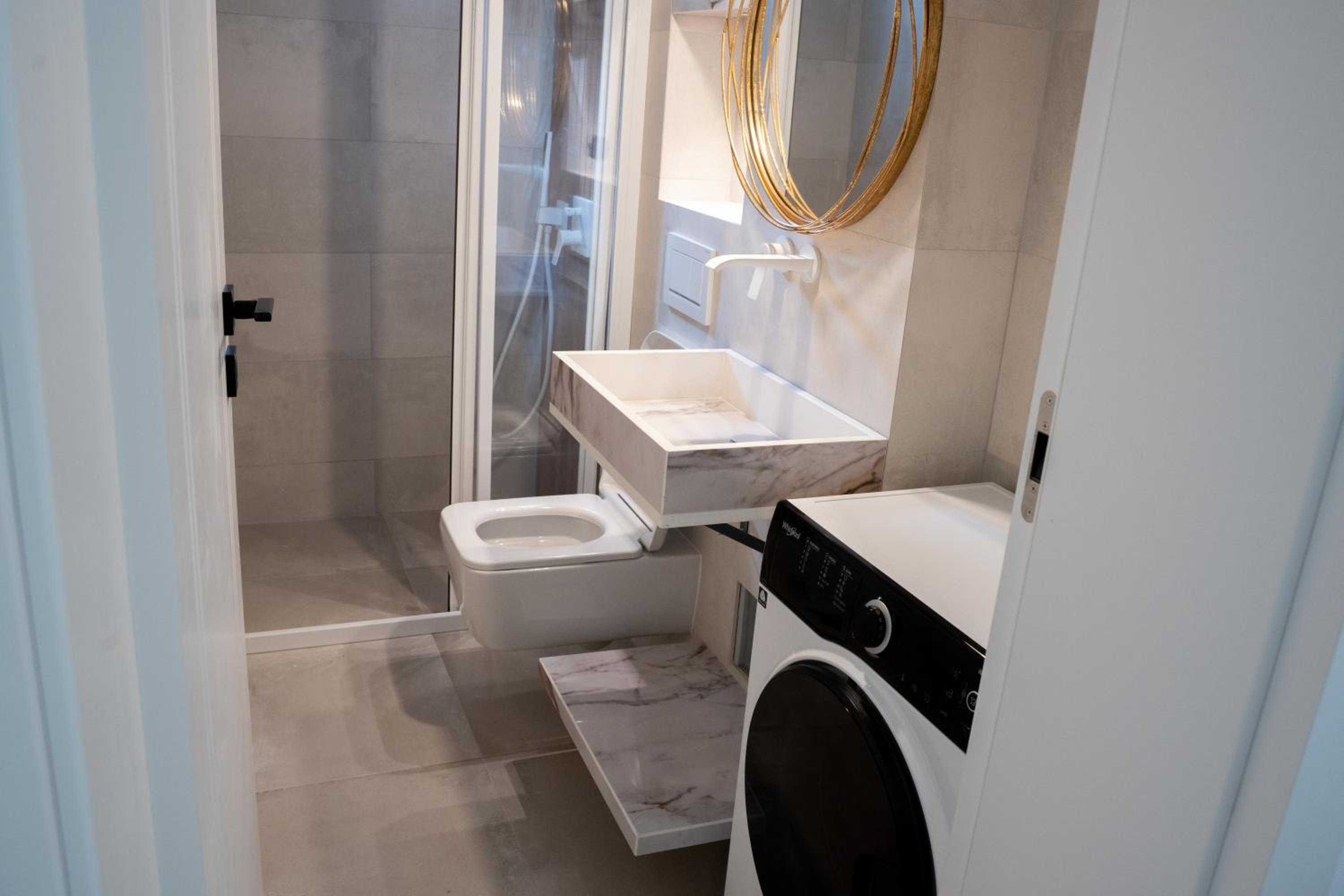 Deluxe One-Bedroom Apartment