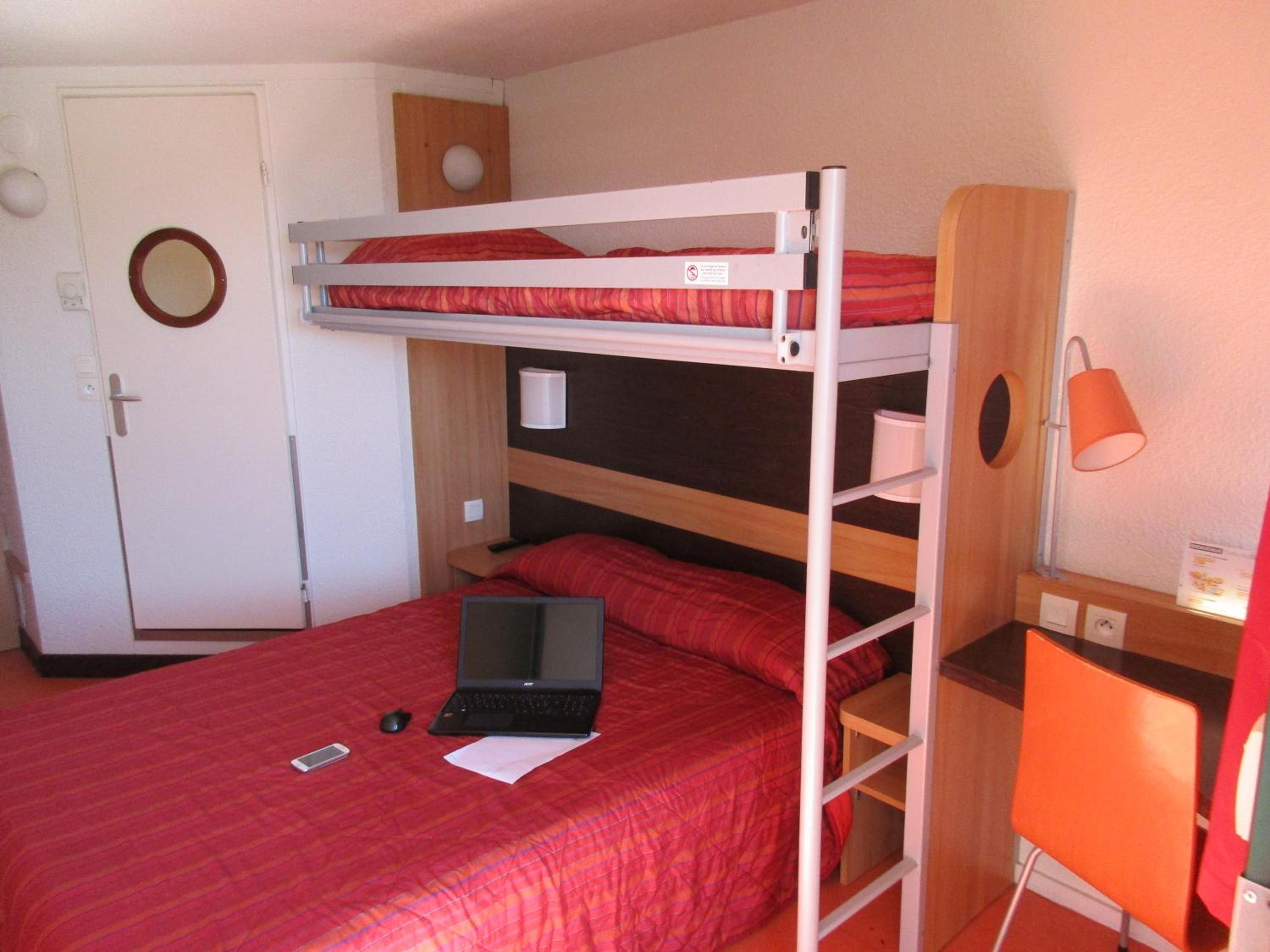Triple Room (1 Double Bed + 1 Single Bed) photo 1