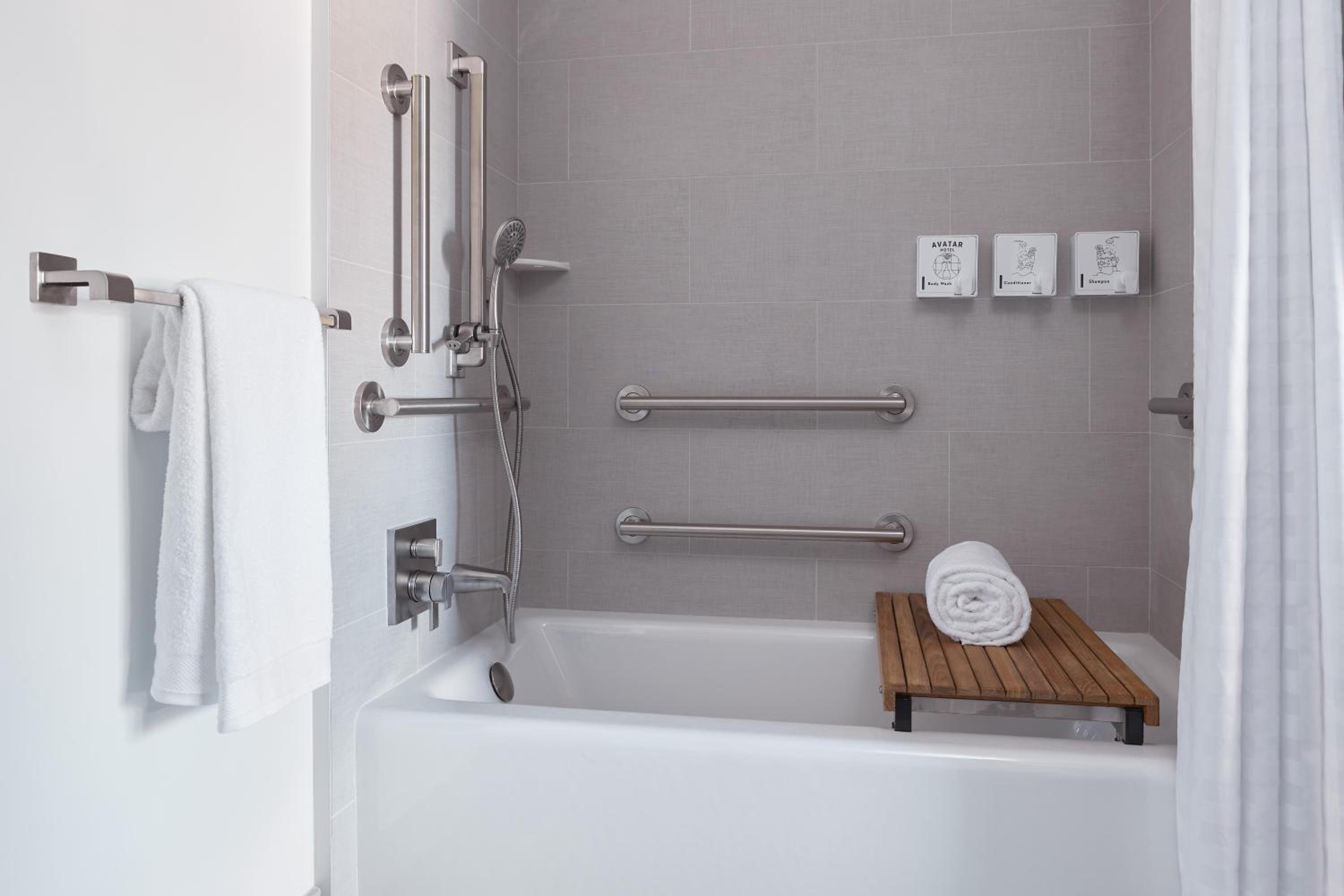 Queen Room with Bath Tub - Mobility Accessible photo 2
