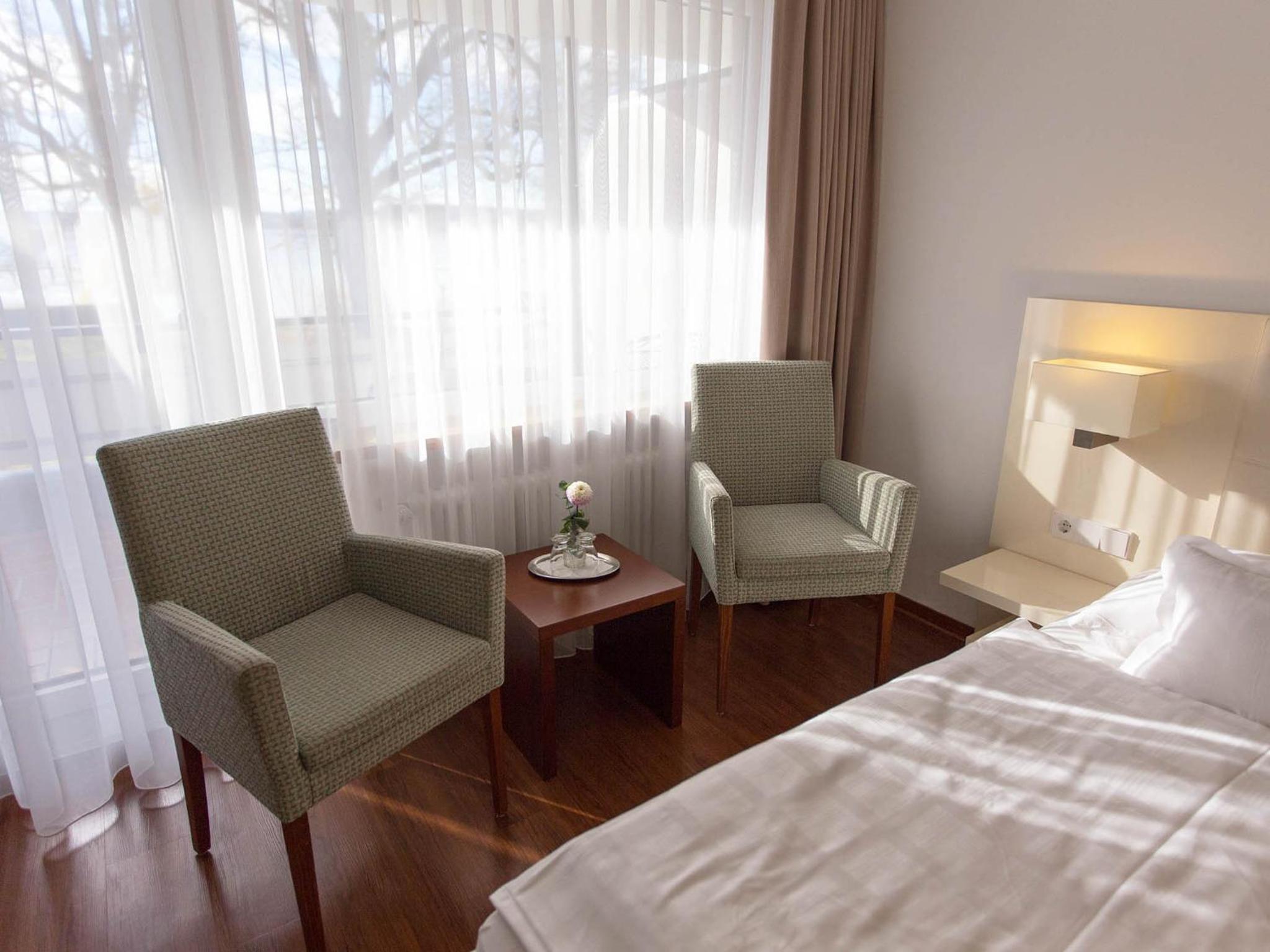 Double Room with Balcony and Lake View - Photo 8