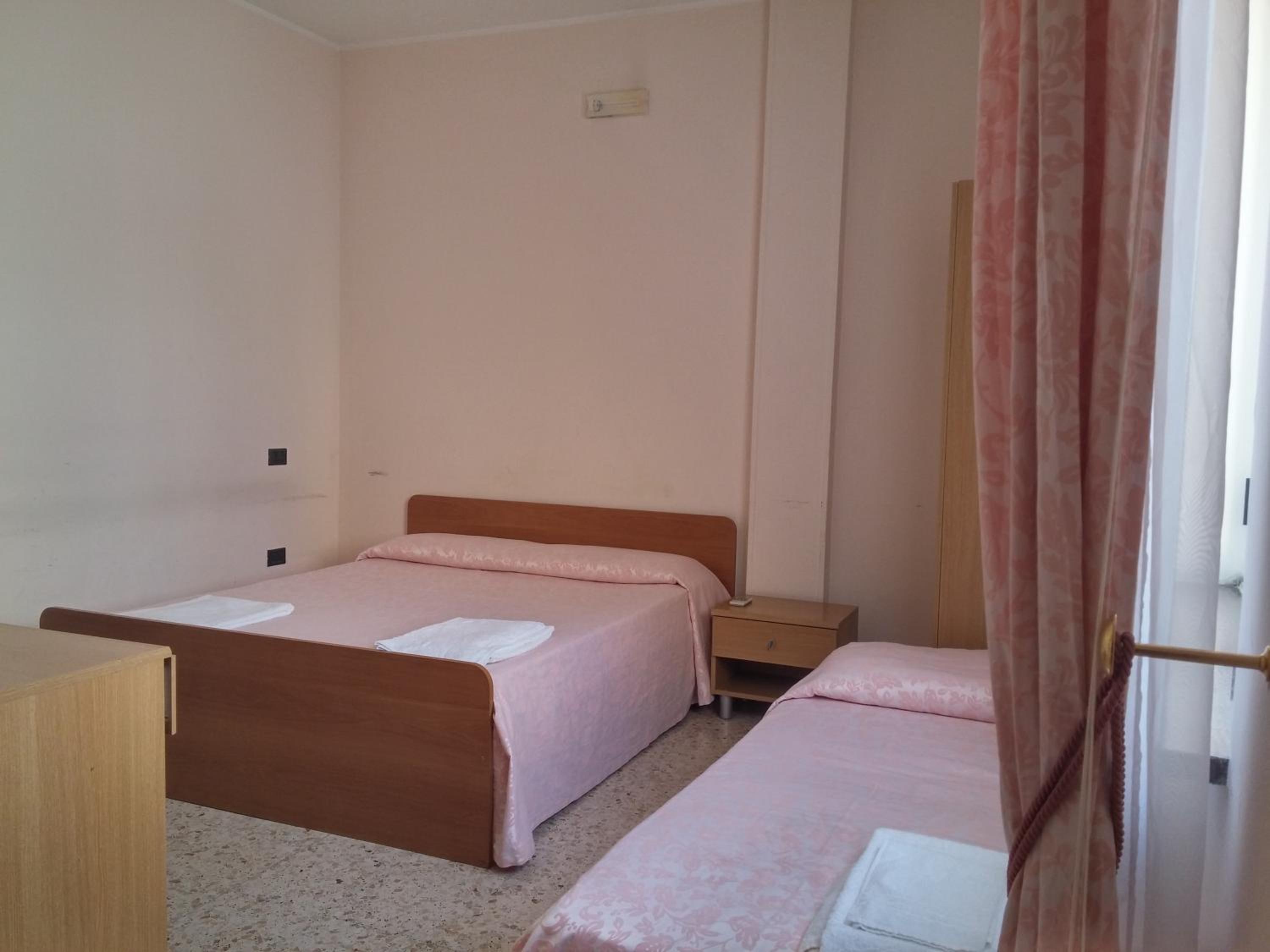 Double Room - Disability Access - Photo 1
