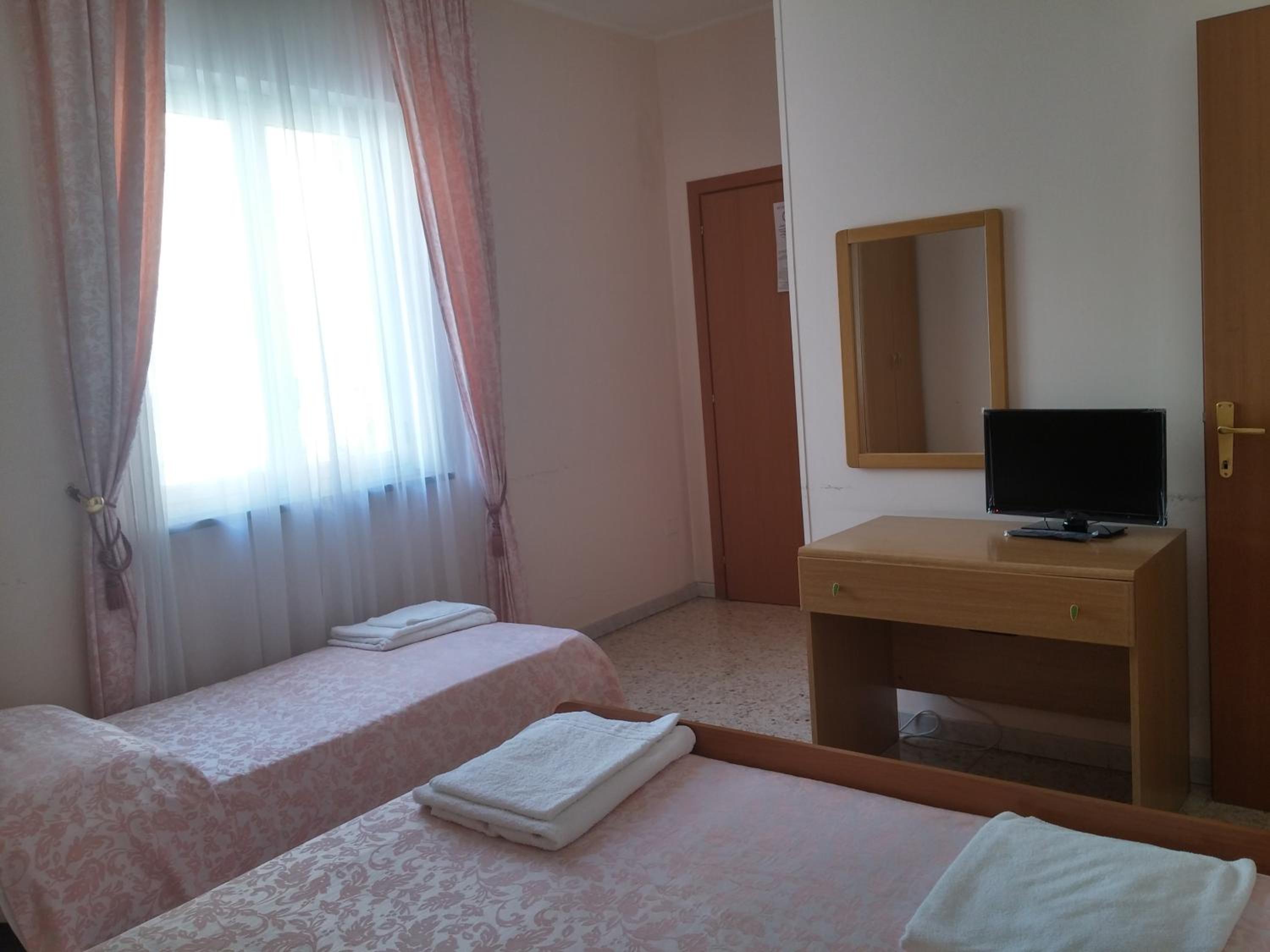 Double Room - Disability Access - Photo 3