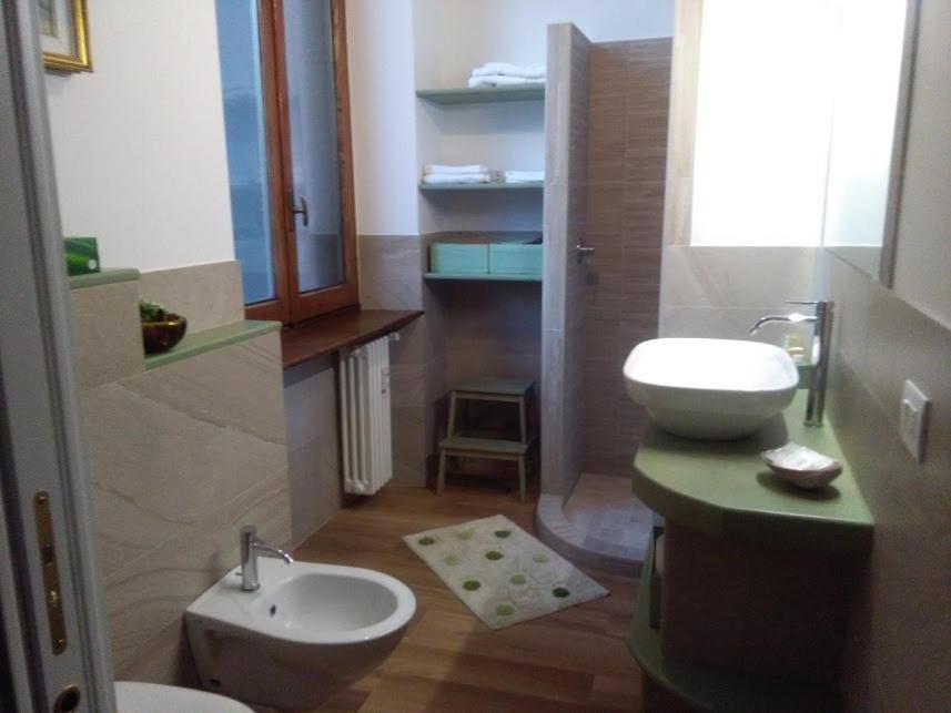 Deluxe Double Room (2 Adults + 1 Child) with Private Bathroom photo 2
