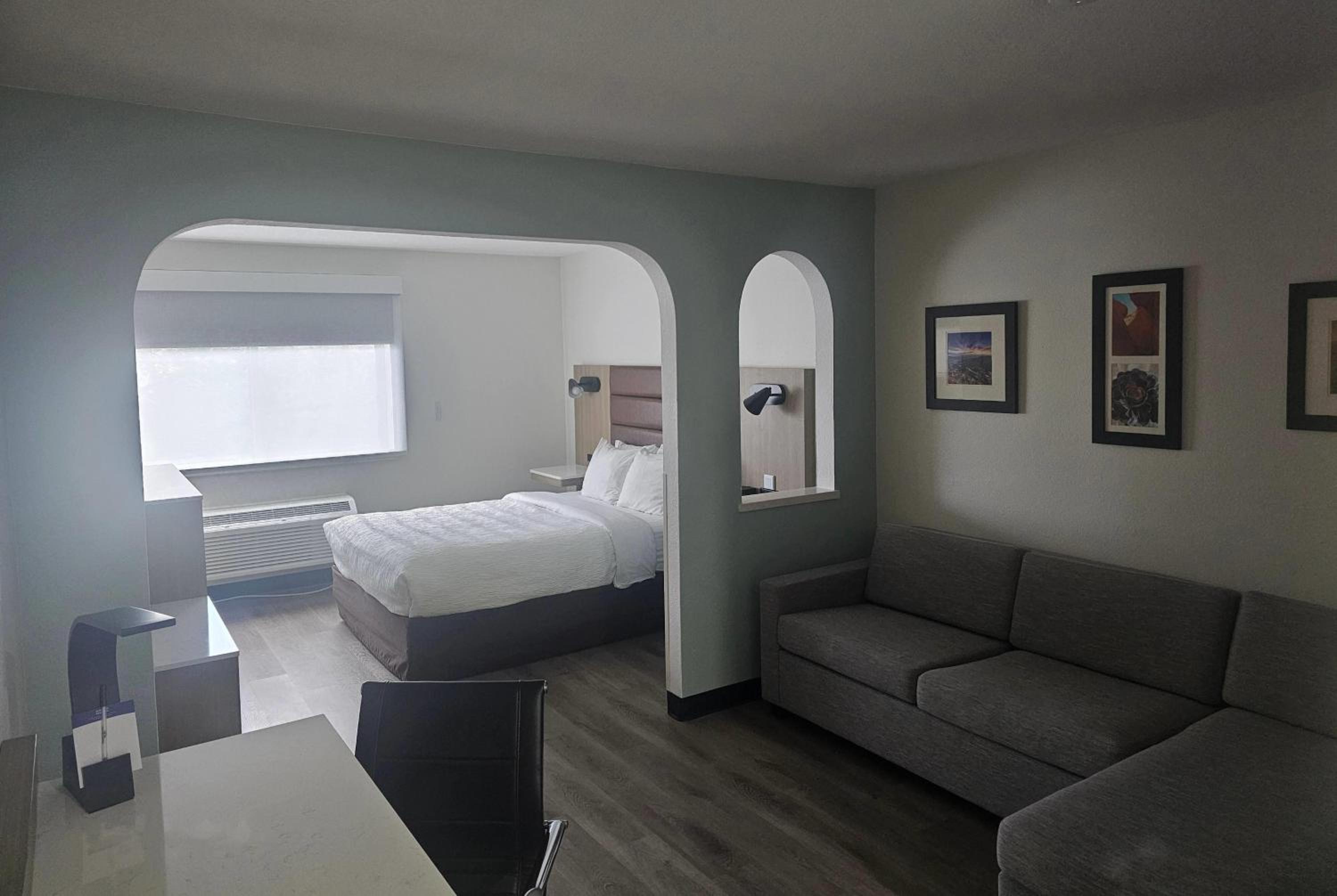 Queen Room with Roll-In Shower - Mobility/Hearing Accessible/Non-Smoking - Photo 1