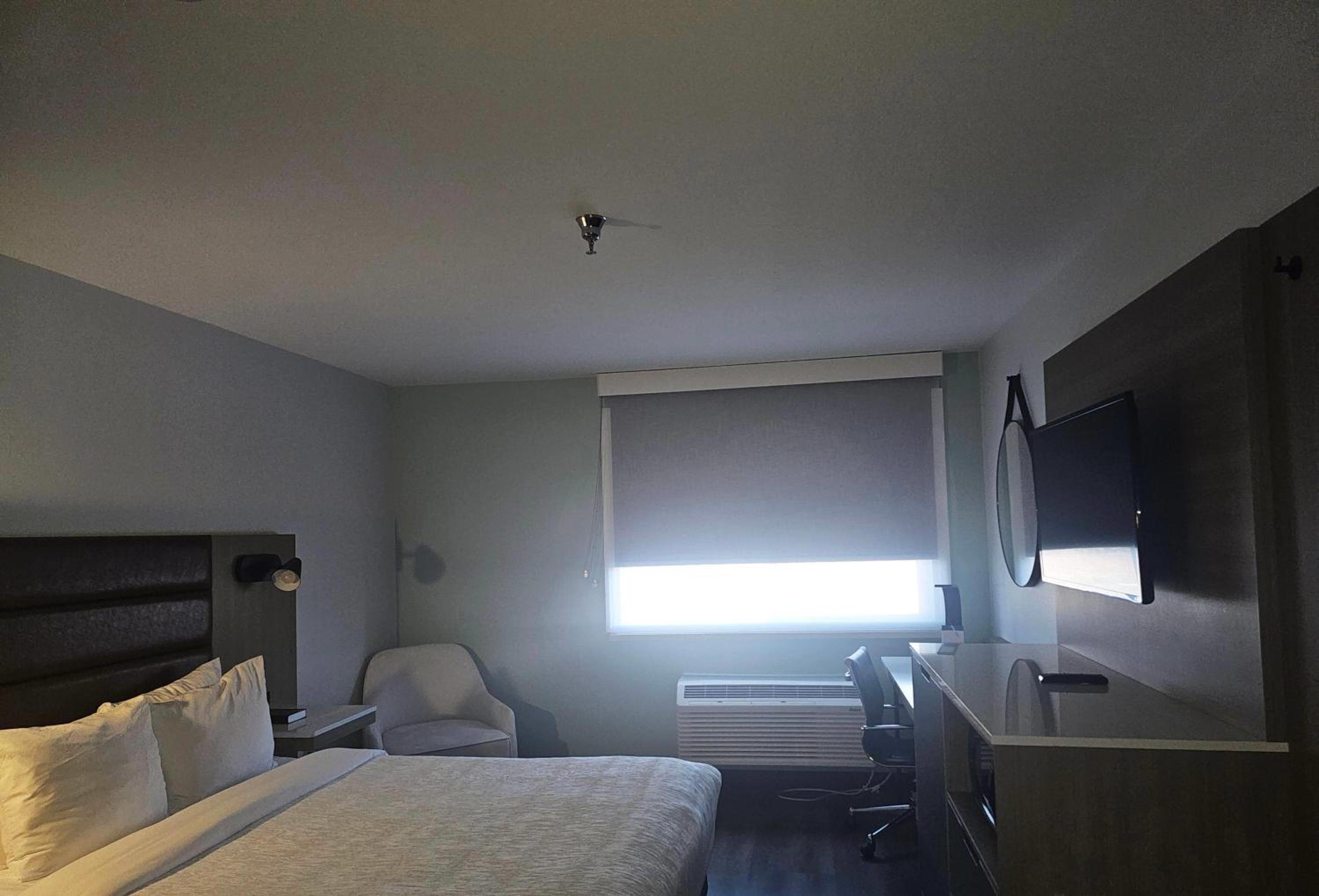 Queen Room with Bathtub w/Grab Bars - Mobility/Hearing Accessible/Non-Smoking - Photo 1
