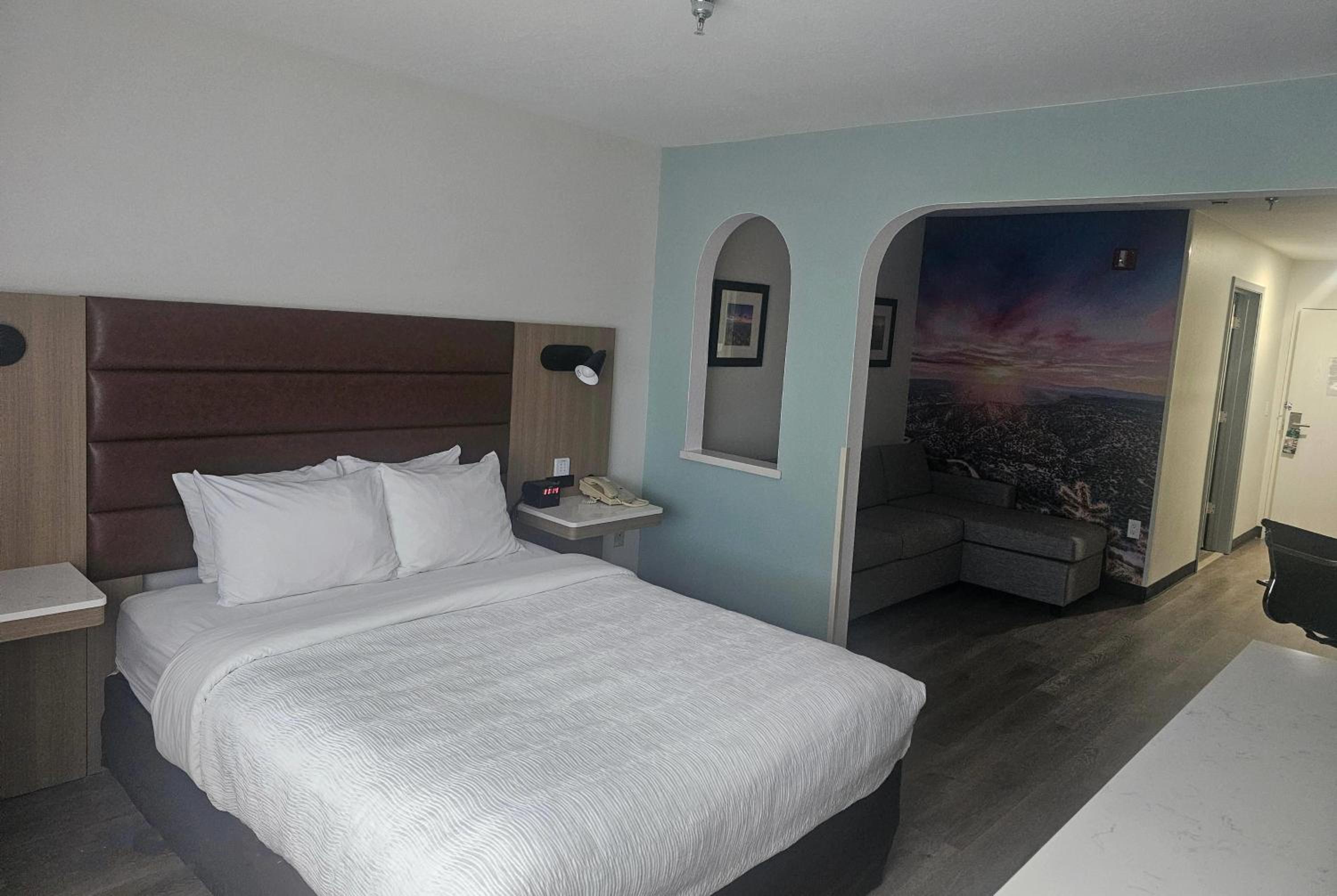 Queen Room with Roll-In Shower - Mobility/Hearing Accessible/Non-Smoking - Photo 2