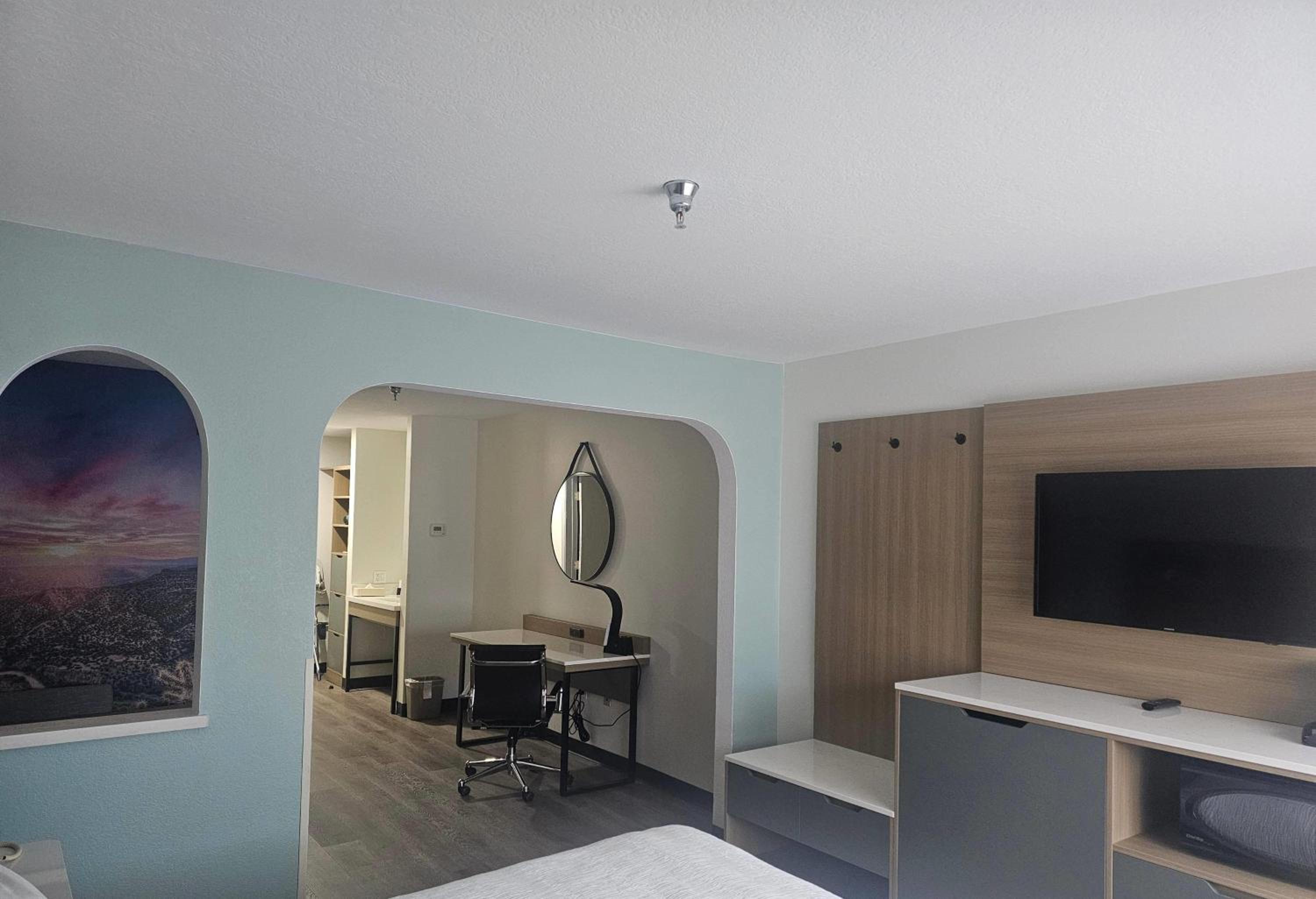 Queen Room with Roll-In Shower - Mobility/Hearing Accessible/Non-Smoking - Photo 3
