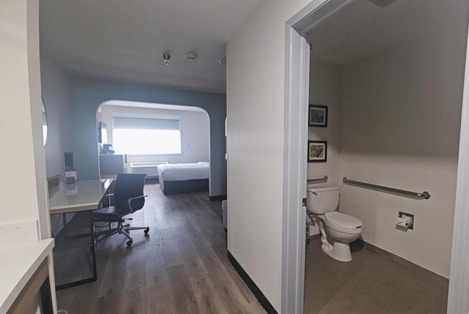 Queen Room with Roll-In Shower - Mobility/Hearing Accessible/Non-Smoking - Photo 4