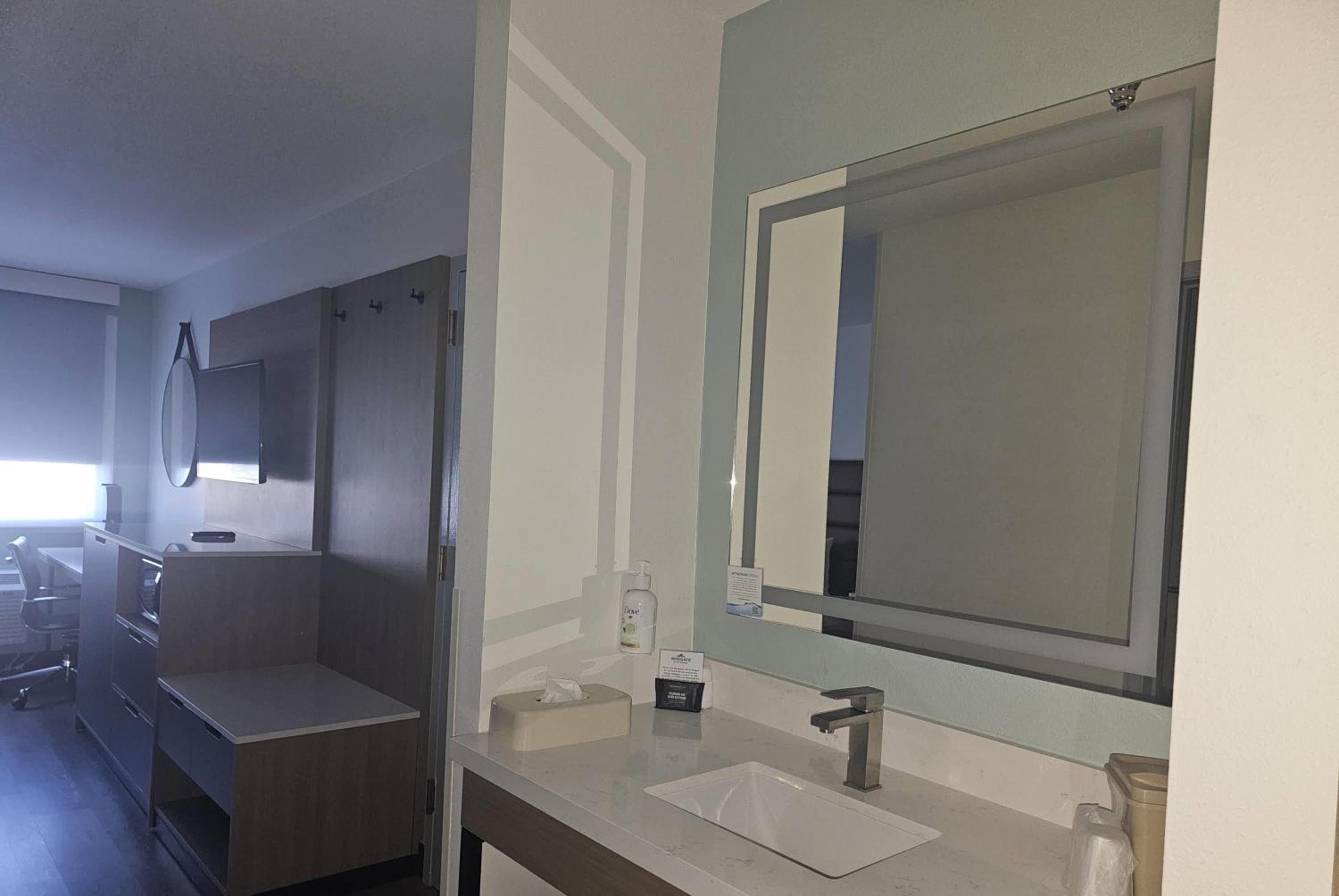 Queen Room with Bathtub w/Grab Bars - Mobility/Hearing Accessible/Non-Smoking - Photo 3
