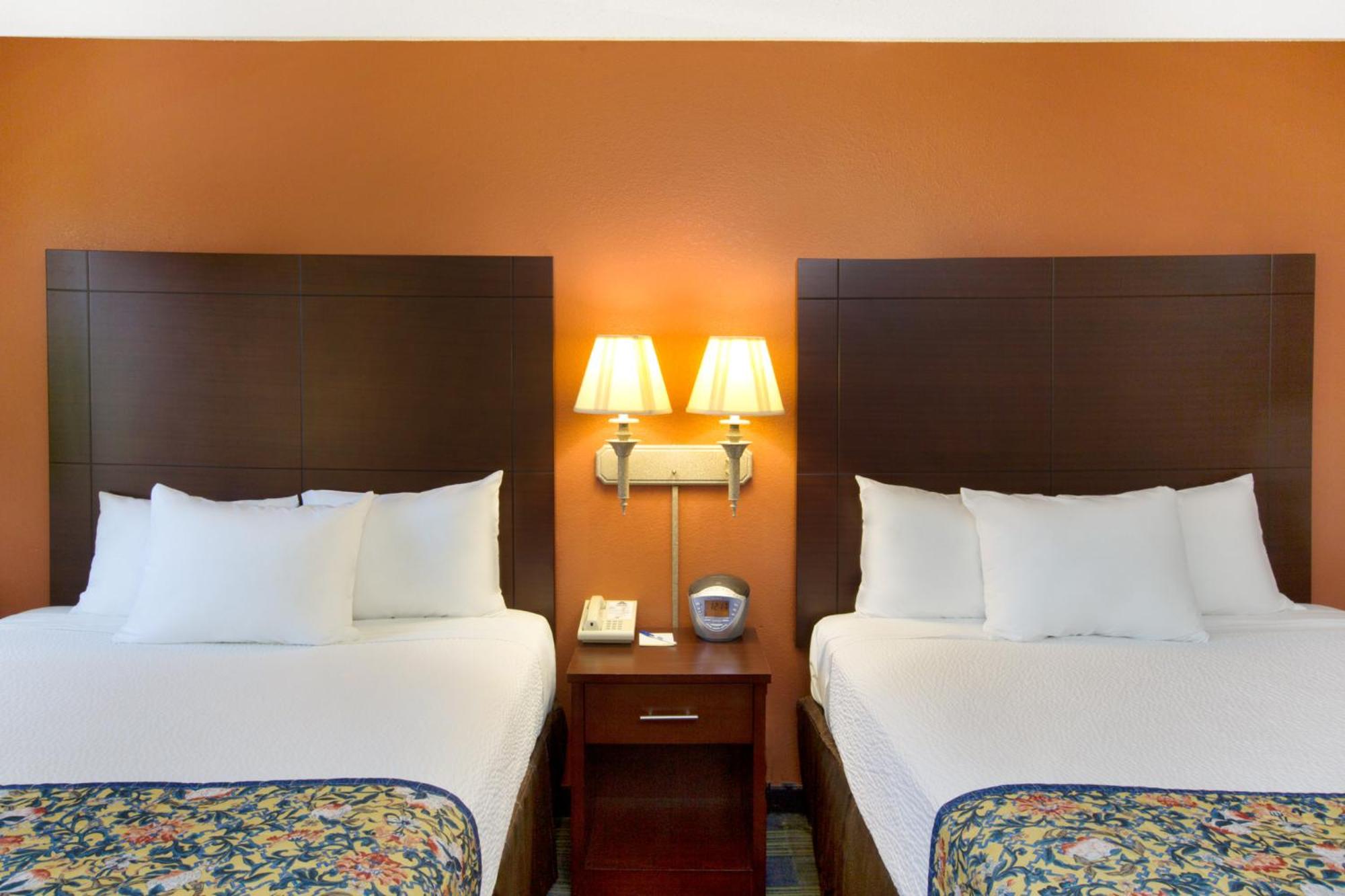 Queen Room with Two Queen Beds - Non-Smoking - Photo 2