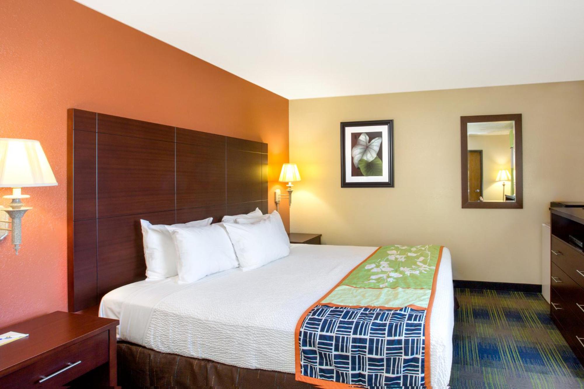 King Room - Non-Smoking - Photo 3